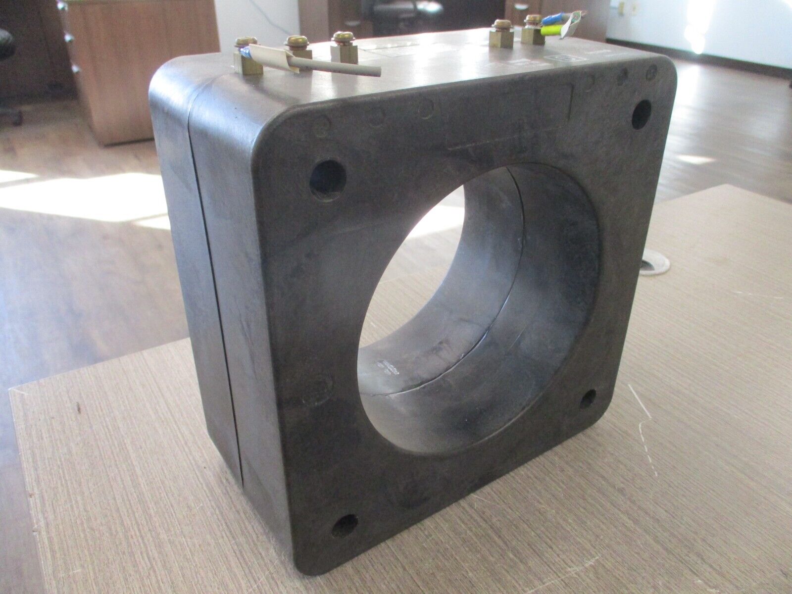 Eaton Current Transformer 139-302MR Ratio 3000:5A 600V 50-400Hz 10KV BIL Used