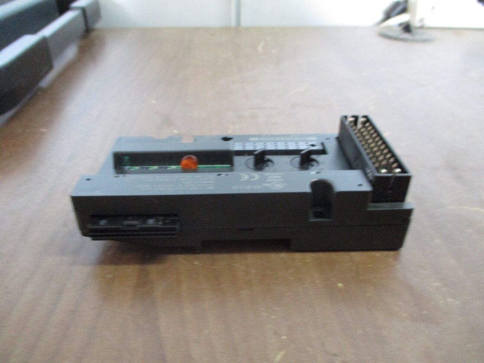 GE VersaMax I/O Carrier IC200CHS003H Connector Style *Chipped* Used