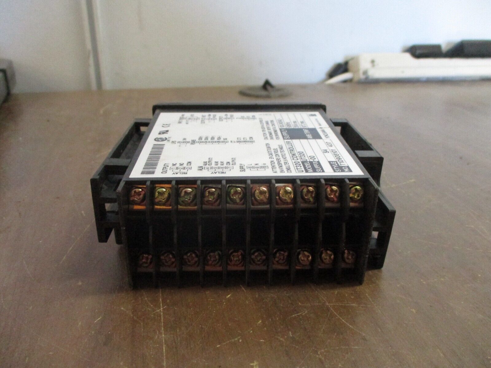 Yokogawa Digital Controller UT320 Style S4 100-240VAC 50/60Hz Used