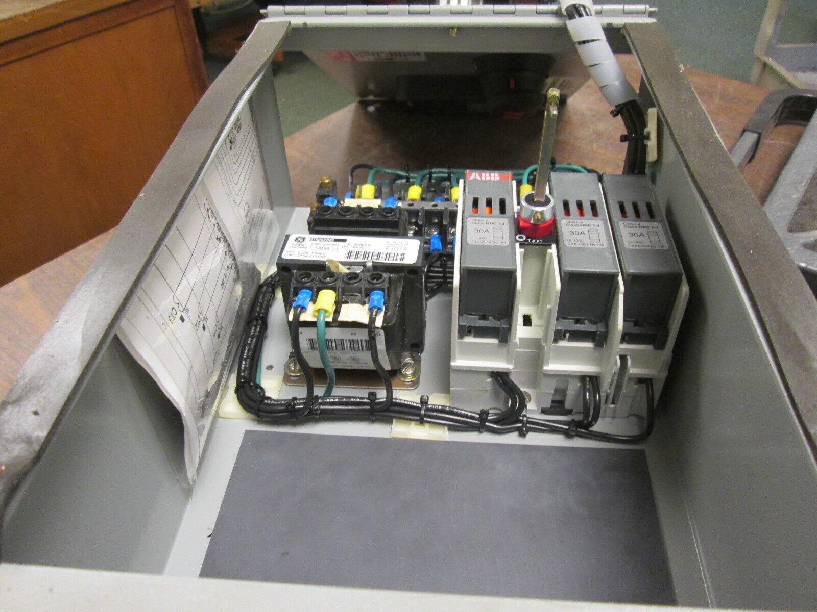 GE Spectra Series Power Meter w/ Disconnect APM4803E520 480V 50/60Hz 3Ph 3W Used