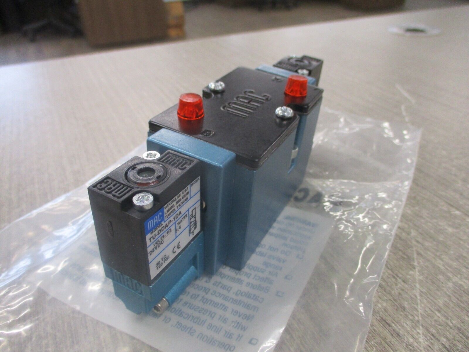 MAC Solenoid Valve 82A-BF-000-TU-DDAP-1DA New Surplus