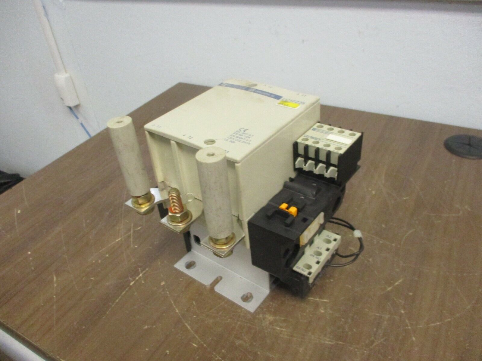 Telemecanique Contactor LC1F225 265/277V Coil 250A 600V w/ (1) Aux Contact Block