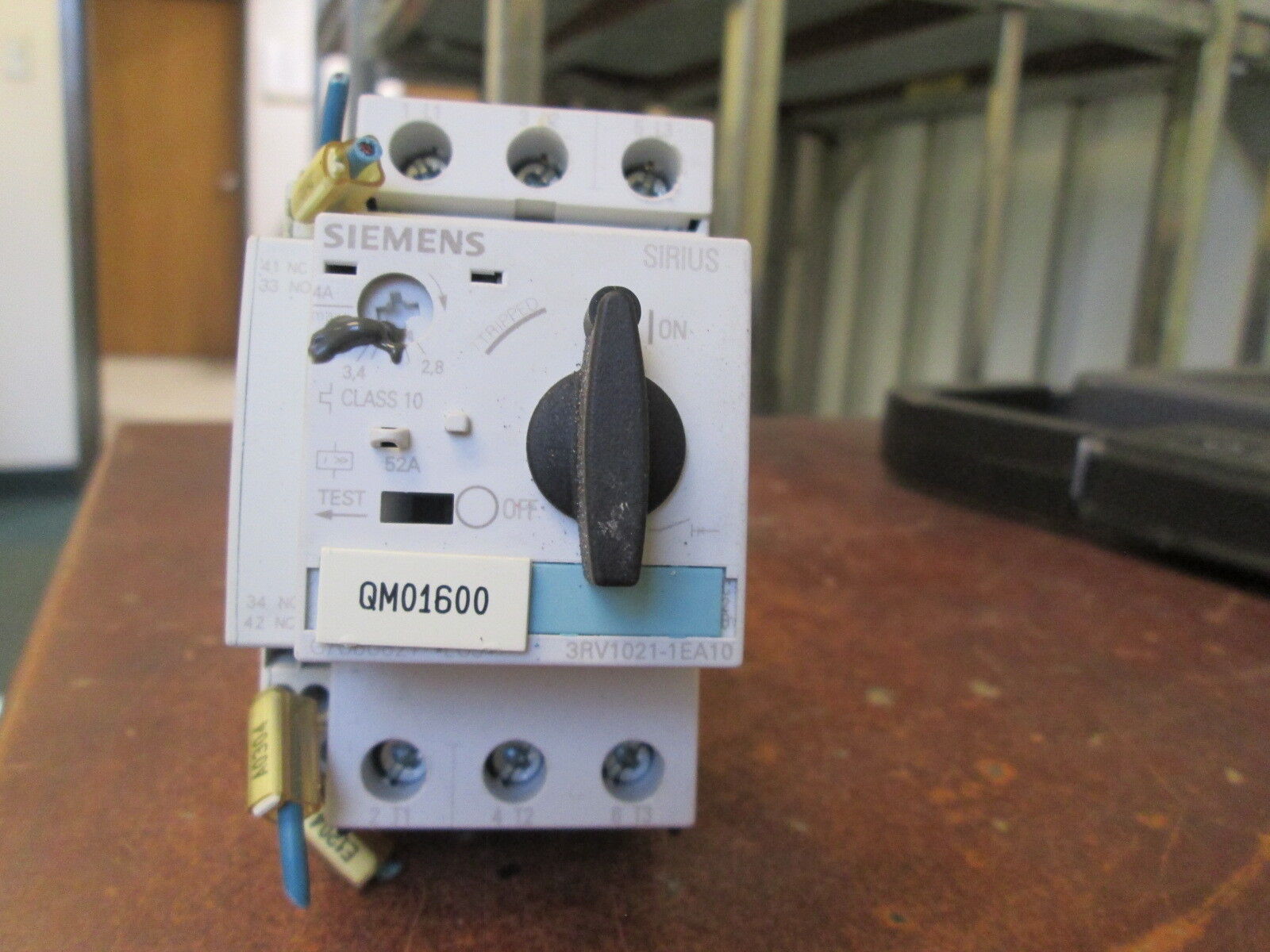 Siemens Sirius Motor Protector 3RV1021-1EA10 Trip: 2.8-4A 600V w/Aux Contact