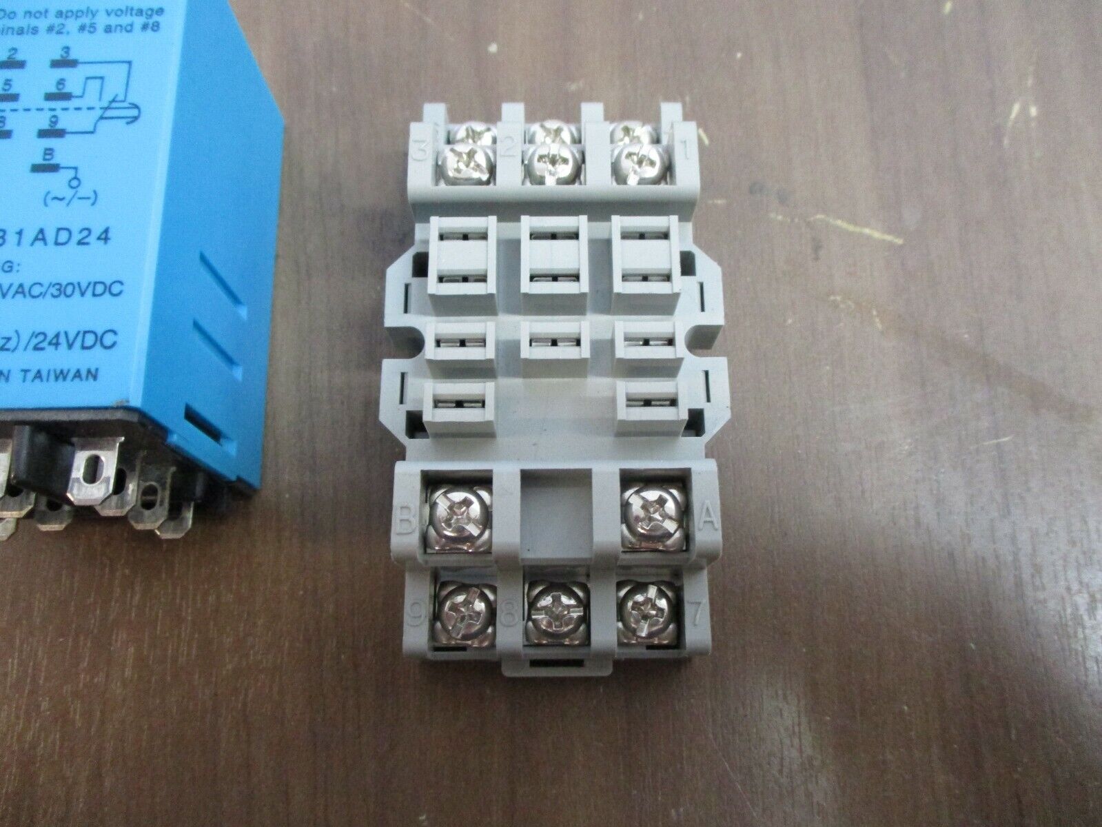 IDEC Electronic Timer RTE-B1AD24 24V AC/DC w/ Base Used