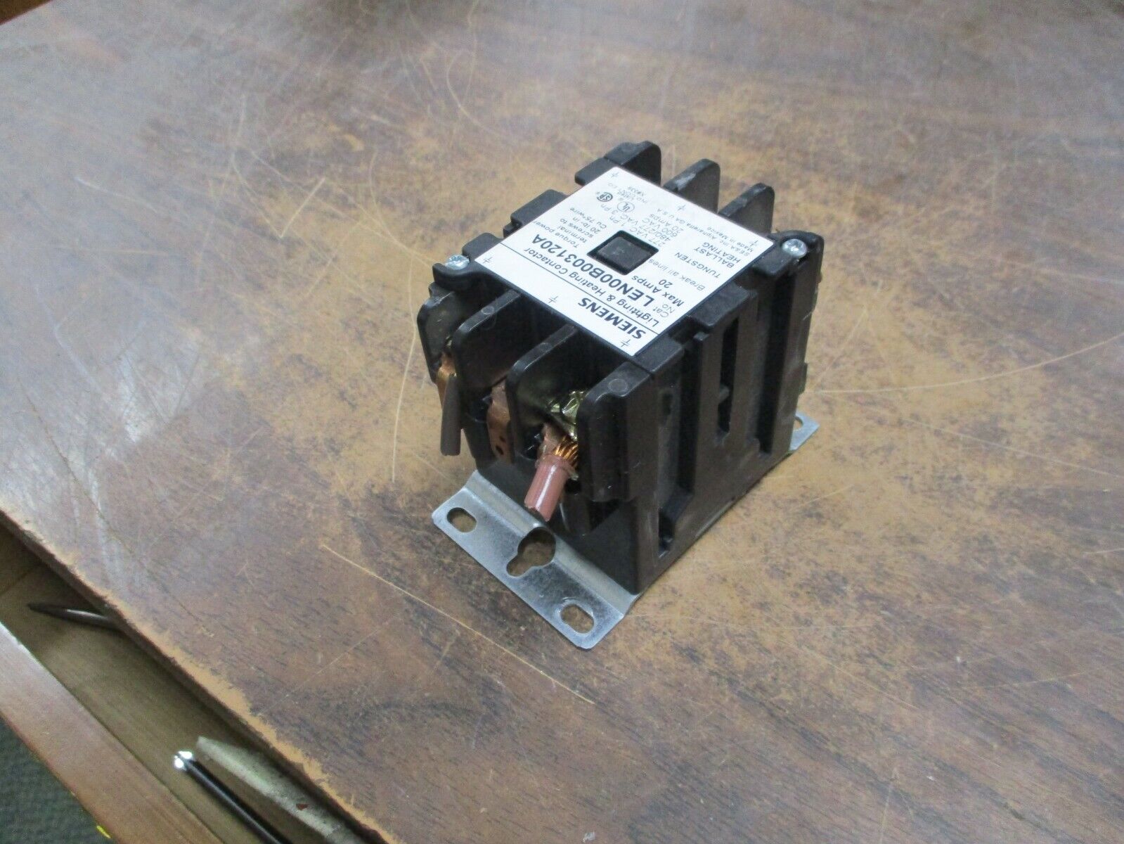 Siemens Lighting & Heating Contactor LEN00B003120A 20A 600V Used