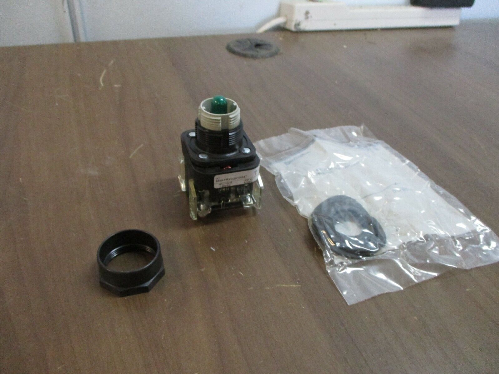 Allen-Bradley Illuminated Push Button 800H-FRXNQH10GA7 Ser. F Green New Surplus