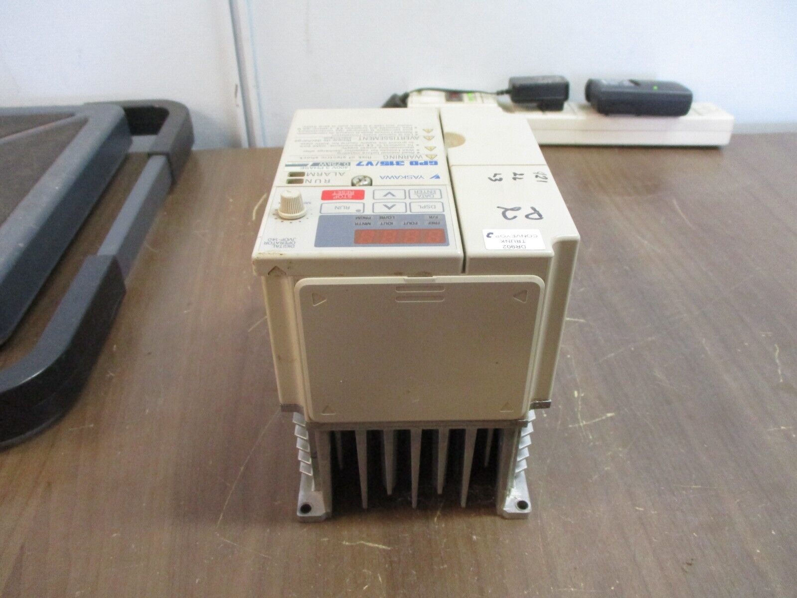 Yaskawa GPD 315/V7 AC Drive CIMR-V7AM40P7 1HP 3Ph w/ Keypad Used