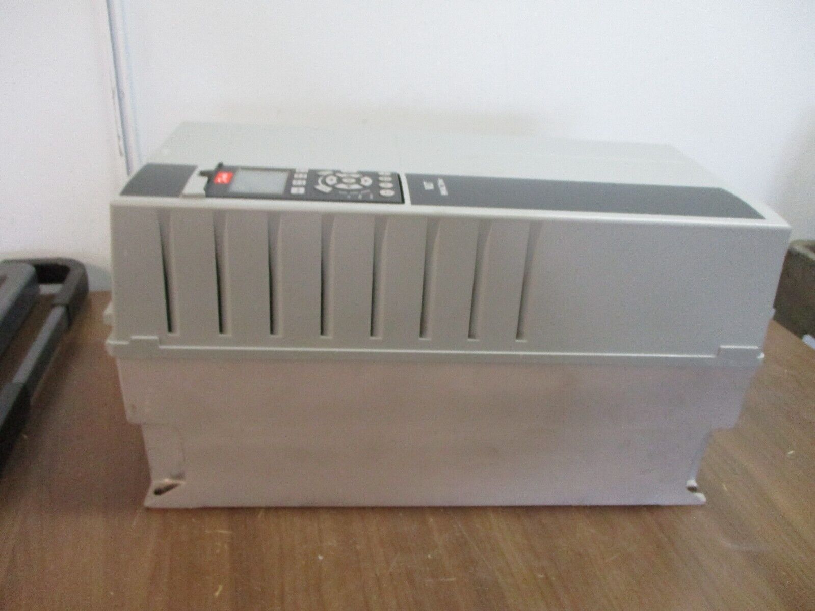 Danfoss VLT AC Drive 131B9877 7.5HP 3Ph w/ Keypad Used