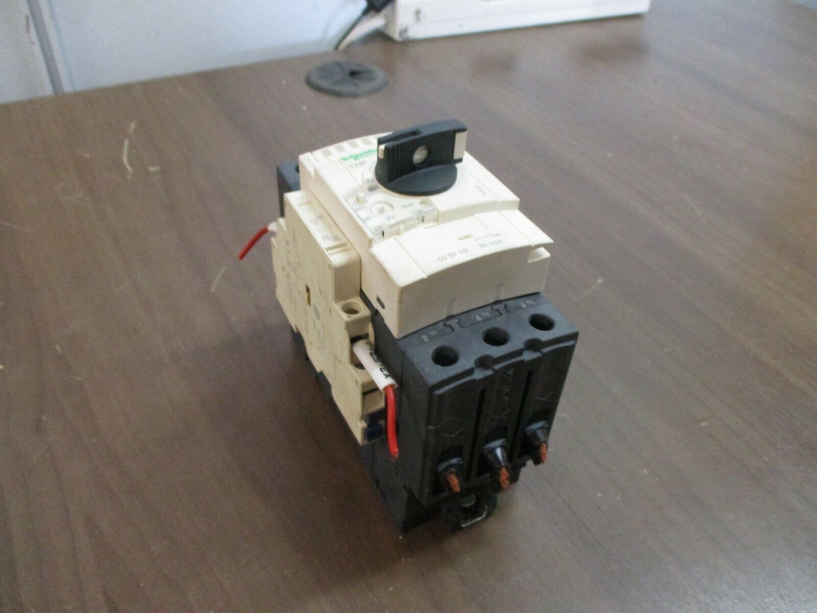 Schneider Electric Manual Starter GV3P 40 Trip: 30-40A w/ Aux Contact Used