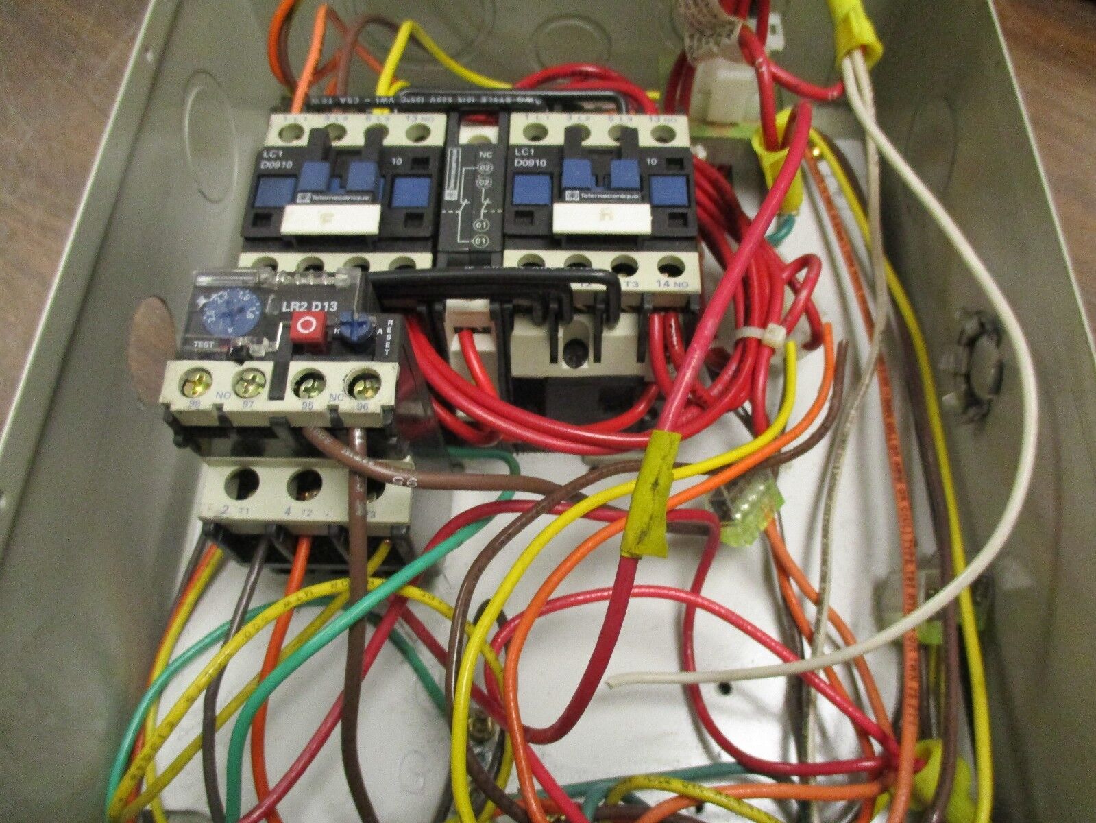 Square D Enclosed Starter LE2UD0936G6 Type 1 Enclosure 20A Used