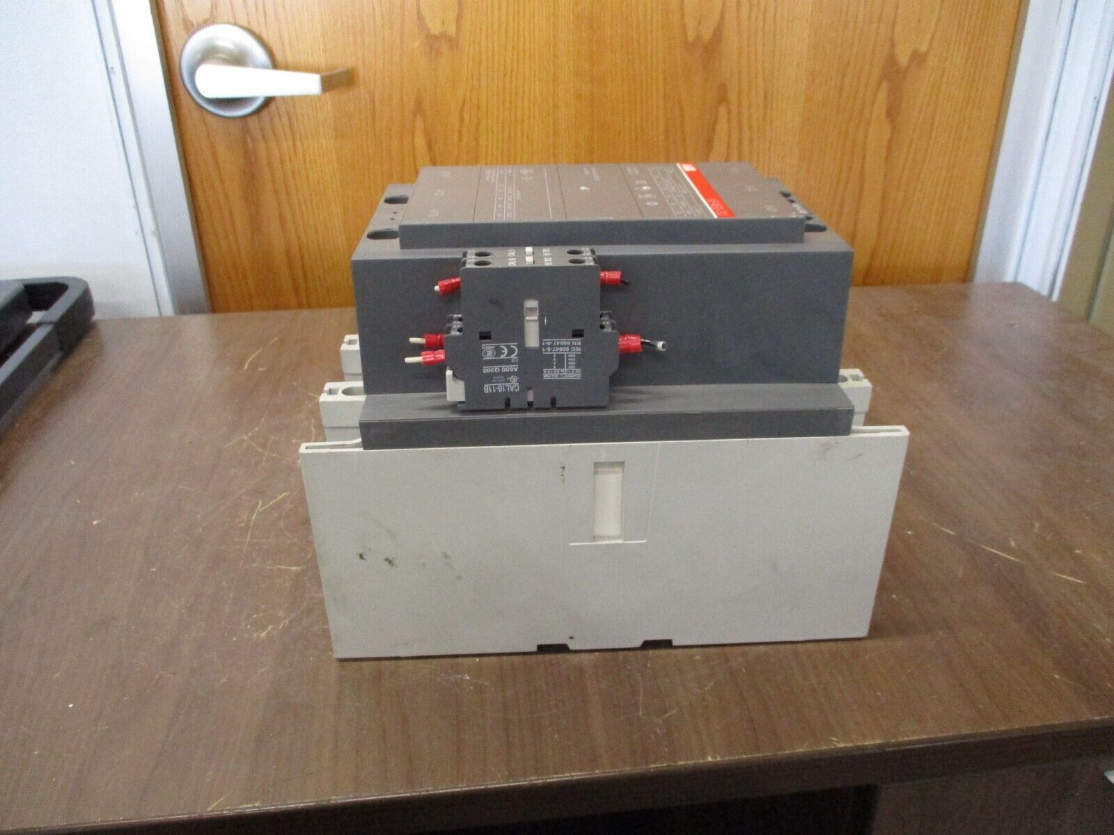 ABB Contactor AF460-30 24-60VDC Coil 650A 600V w/ (3) Aux Contacts Used