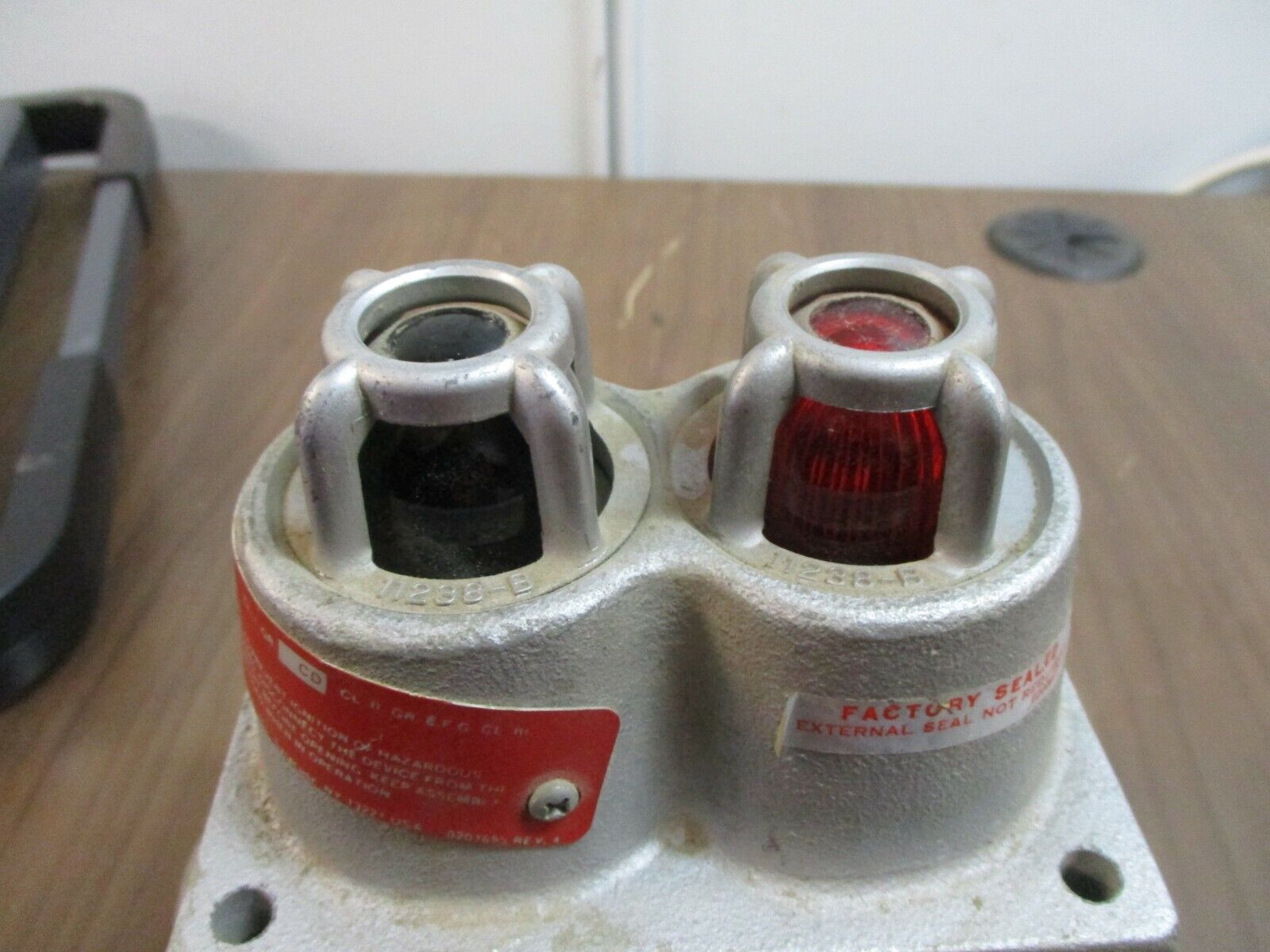 Crouse-Hinds Explosion Proof Pilot Light DS456 J1 J3 NX Red/Green 125V 12W Used