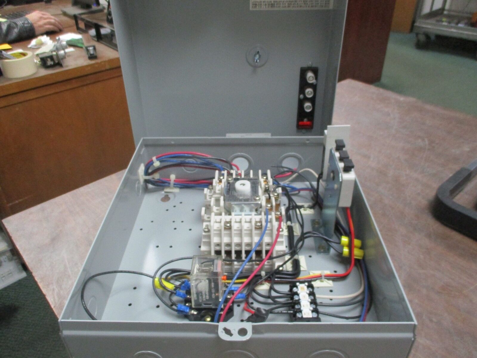 Cutler-Hammer Enclosed Lighting Contactor C30BNM 20A 250VDC/600VAC 120V Coil