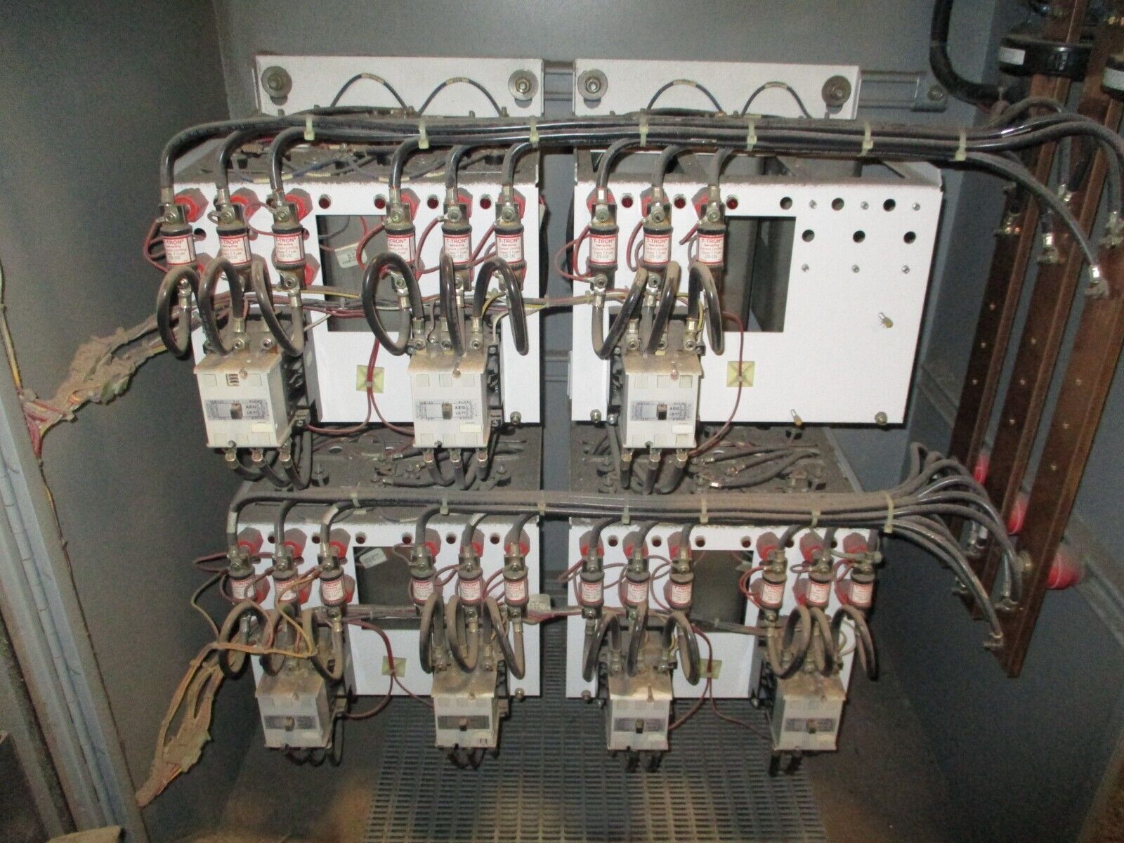 Eaton Autovar Power Capacitor Bank 350TPHSD431MS2 350kVAR 480V 3Ph 60Hz Used