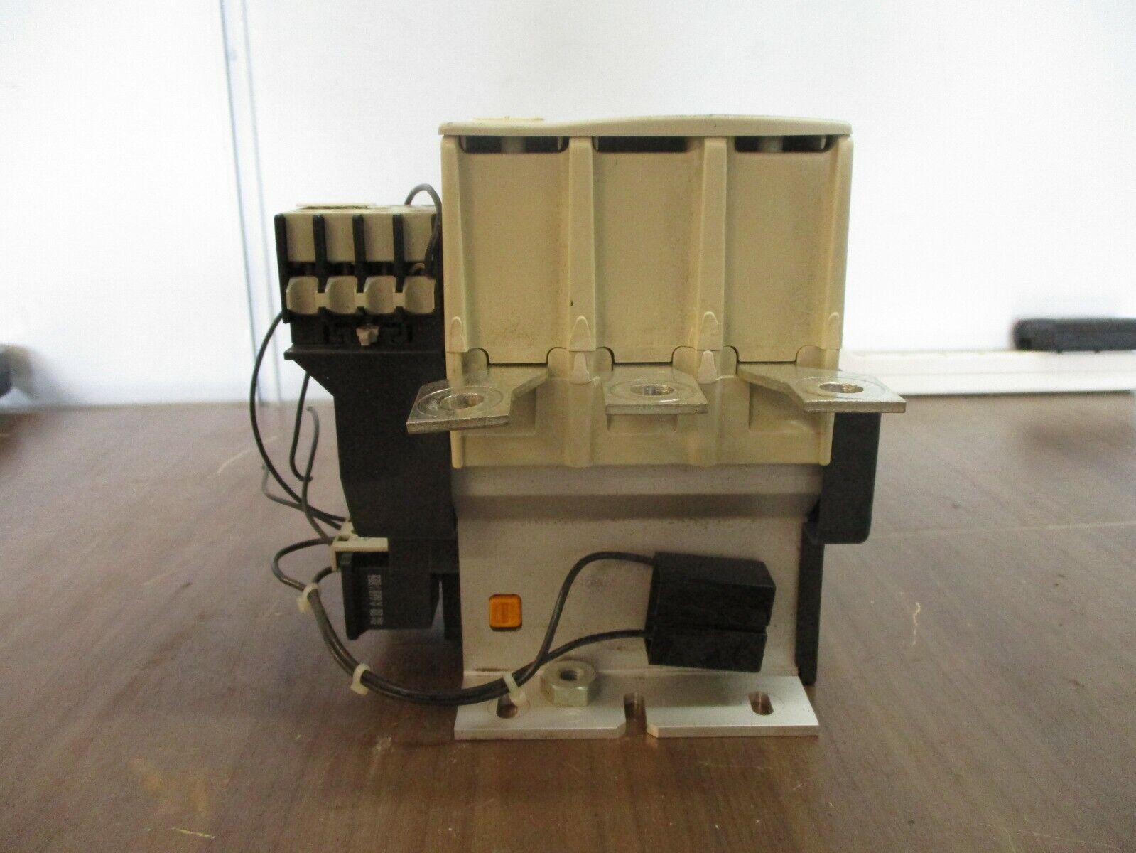 Telemecanique Contactor LC1F225 265/277V Coil 250A 600V w/ (1) Aux Contact Block