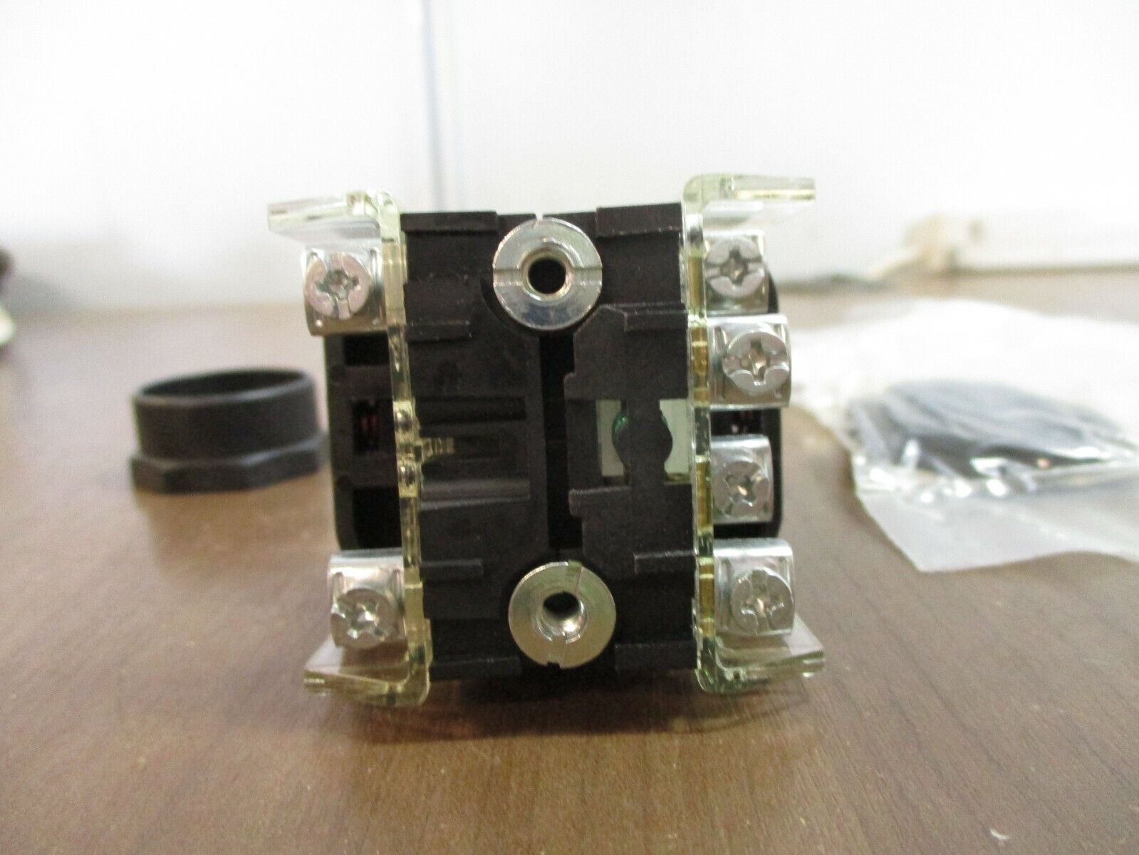 Allen-Bradley Illuminated Push Button 800H-FRXNQH10GA7 Ser. F Green New Surplus