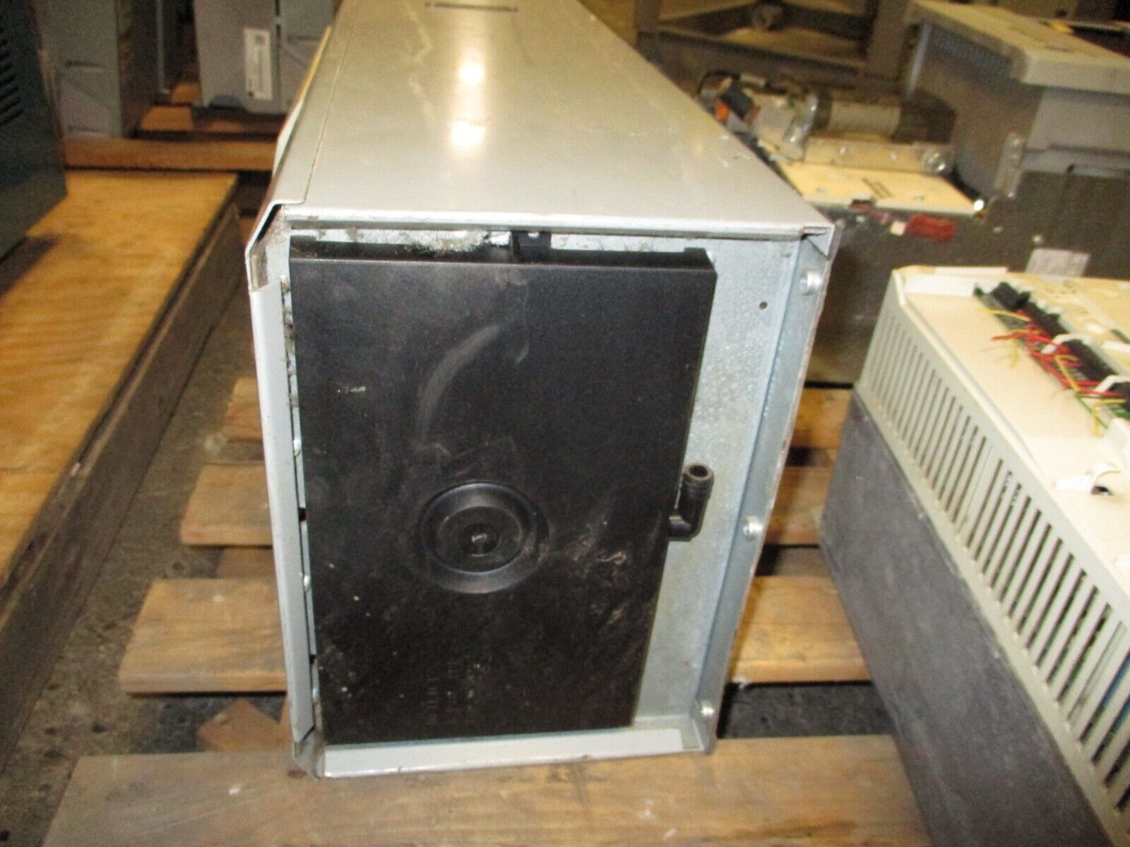 APW Mclean Air Conditioner M33-0326-G014 230/460/575V 1Ph 50-60Hz 50-125°F Used