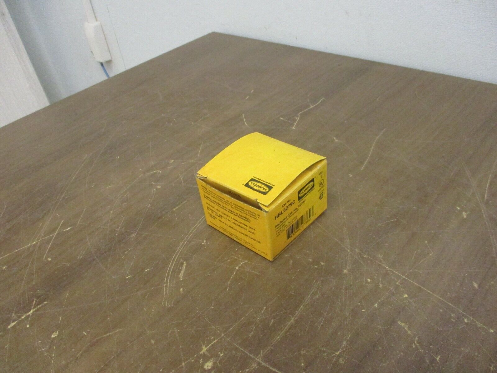 Hubbell Flanged Receptacle HBL5279C 15A 125V 2P 3W New Surplus