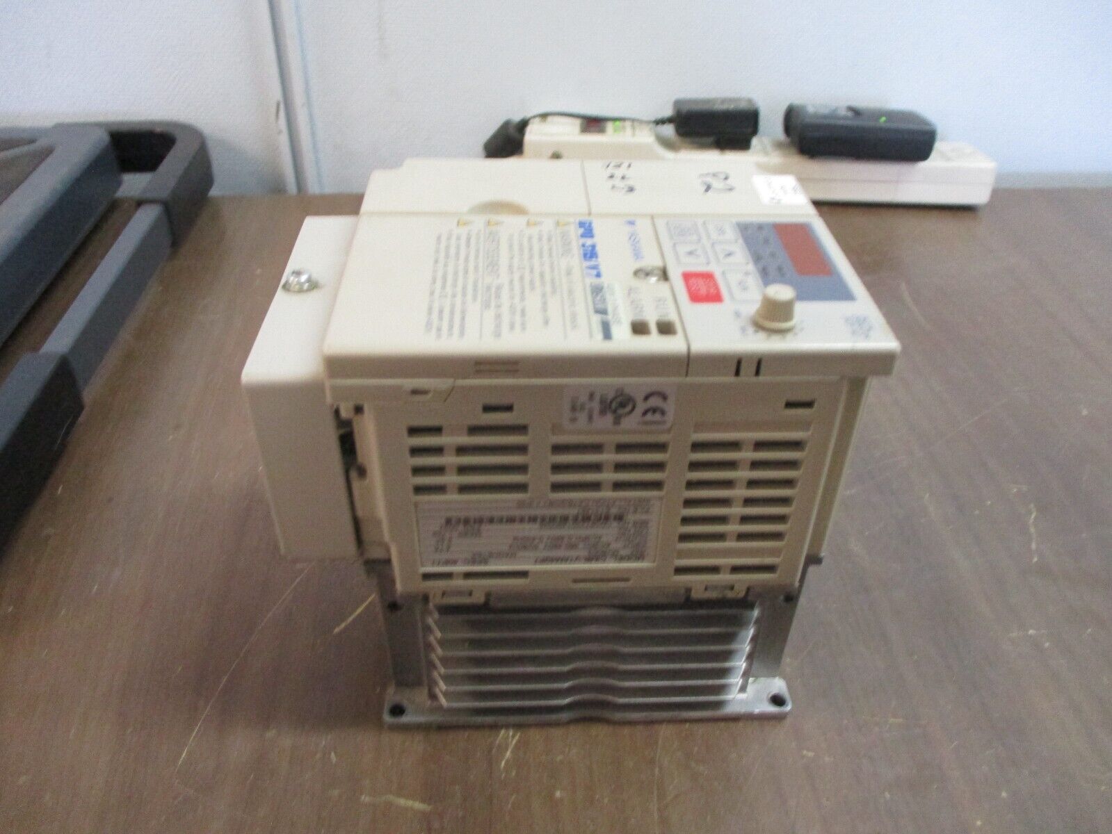 Yaskawa GPD 315/V7 AC Drive CIMR-V7AM40P7 1HP 3Ph w/ Keypad Used
