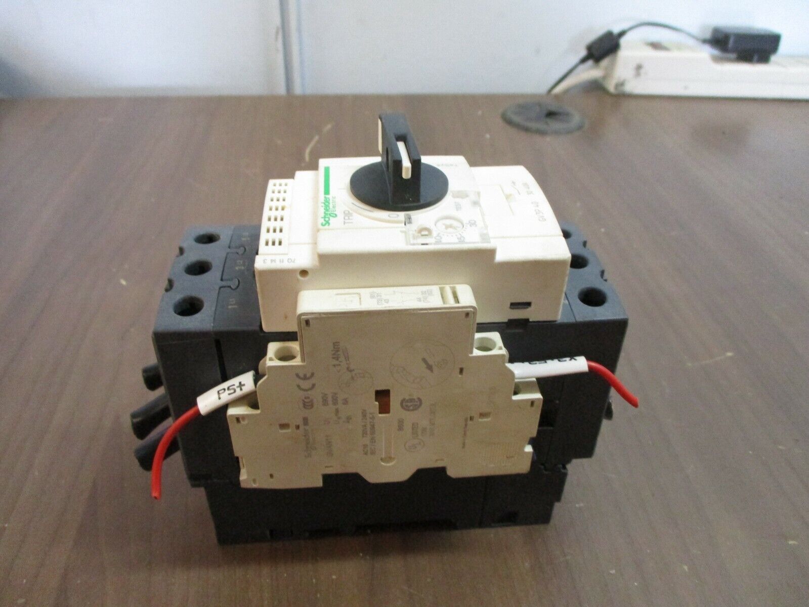 Schneider Electric Manual Starter GV3P 40 Trip: 30-40A w/ Aux Contact Used