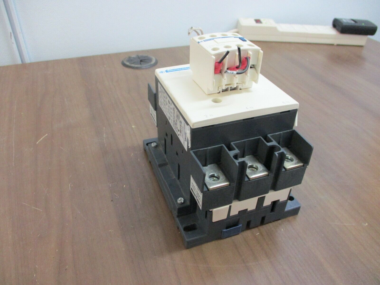 Telemecanique Contactor LC1D1156 24V Coil 160A 600V w/Aux Contact Block Used