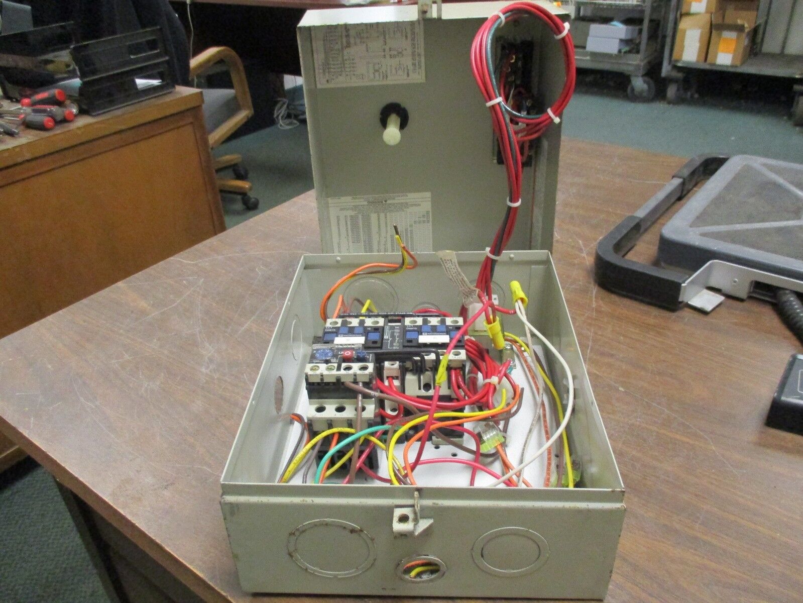 Square D Enclosed Starter LE2UD0936G6 Type 1 Enclosure 20A Used