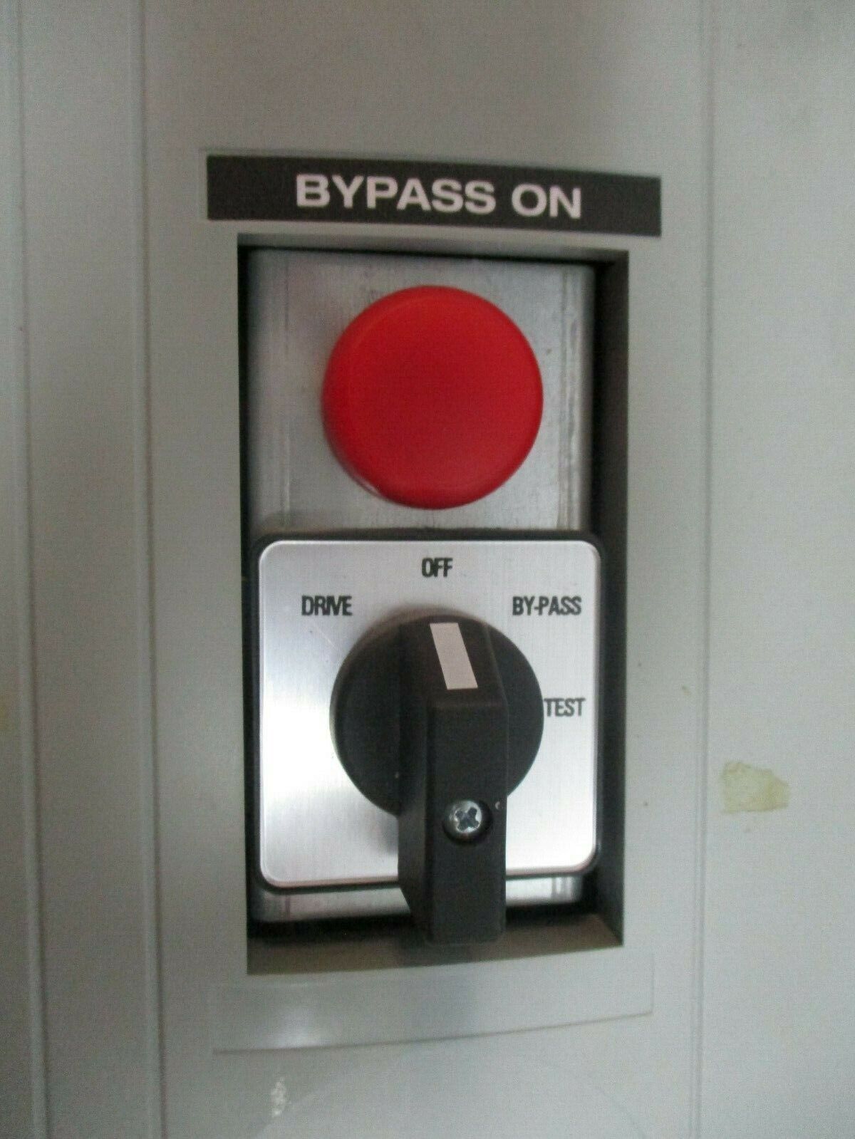 Trane TR200 AC Drive w/ Bypass 131L1000 2HP 3Ph w/ Keypad Used