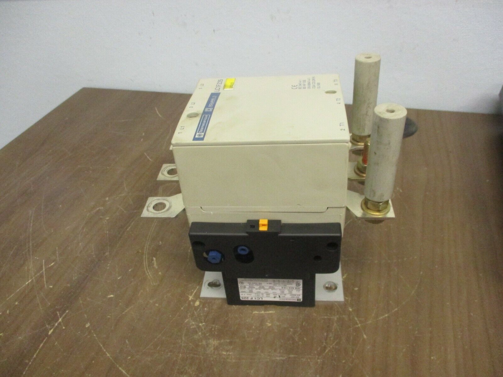 Telemecanique Contactor LC1F225 265/277V Coil 250A 600V w/ (1) Aux Contact Block