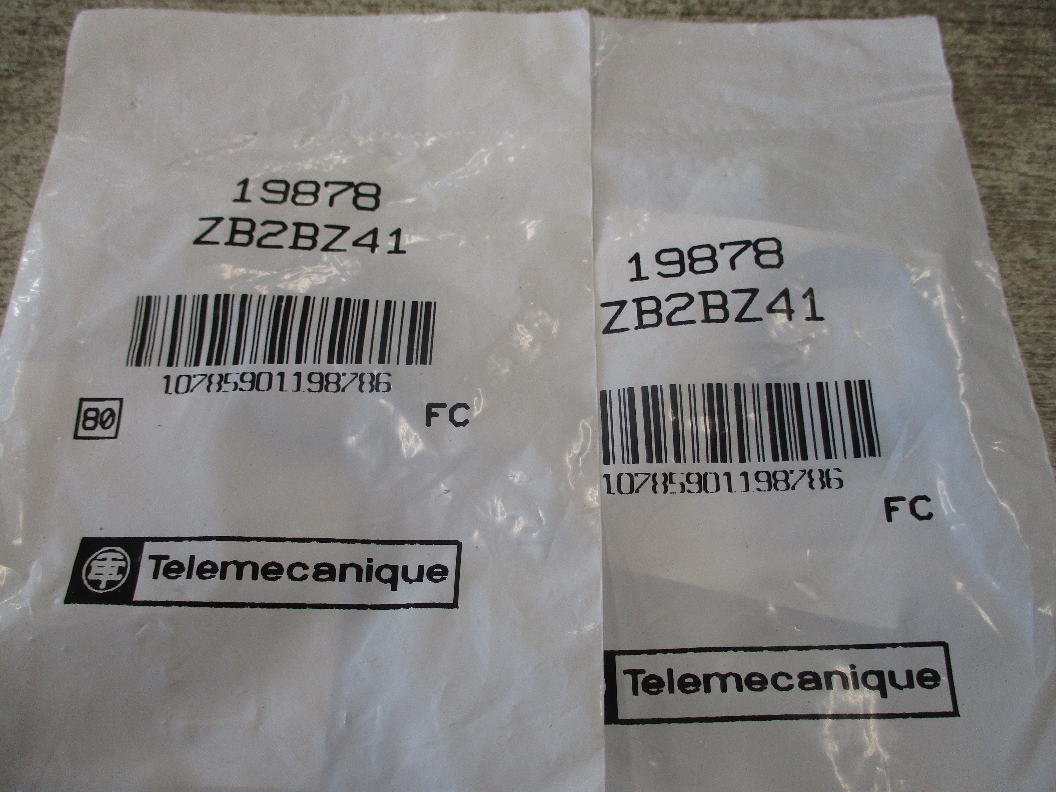 Telemecanique Adapter 19878 ZB2BZ41 * Lot of 2 * New Surplus