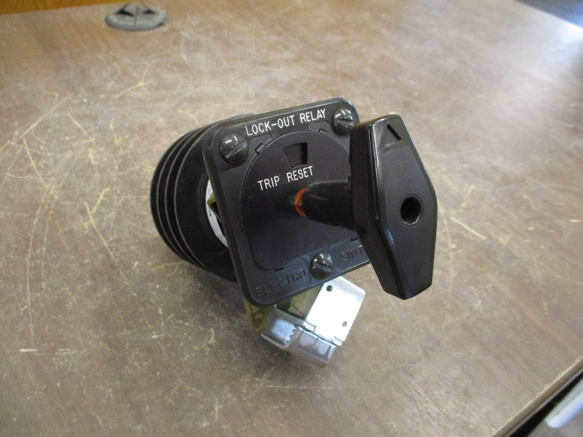 Electroswitch Series 24 Lock-Out Relay Rotary Switch 7802E 125VDC Used