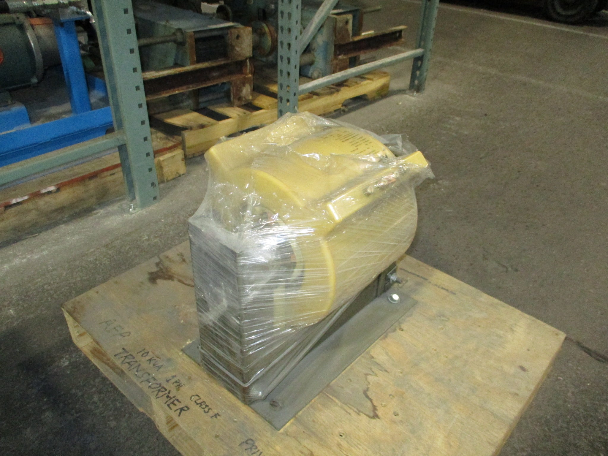AFP Transformer 410418R2 10kVA Pri: 7200V Sec: 240/120V 1Ph 60Hz 95kV BIL Used