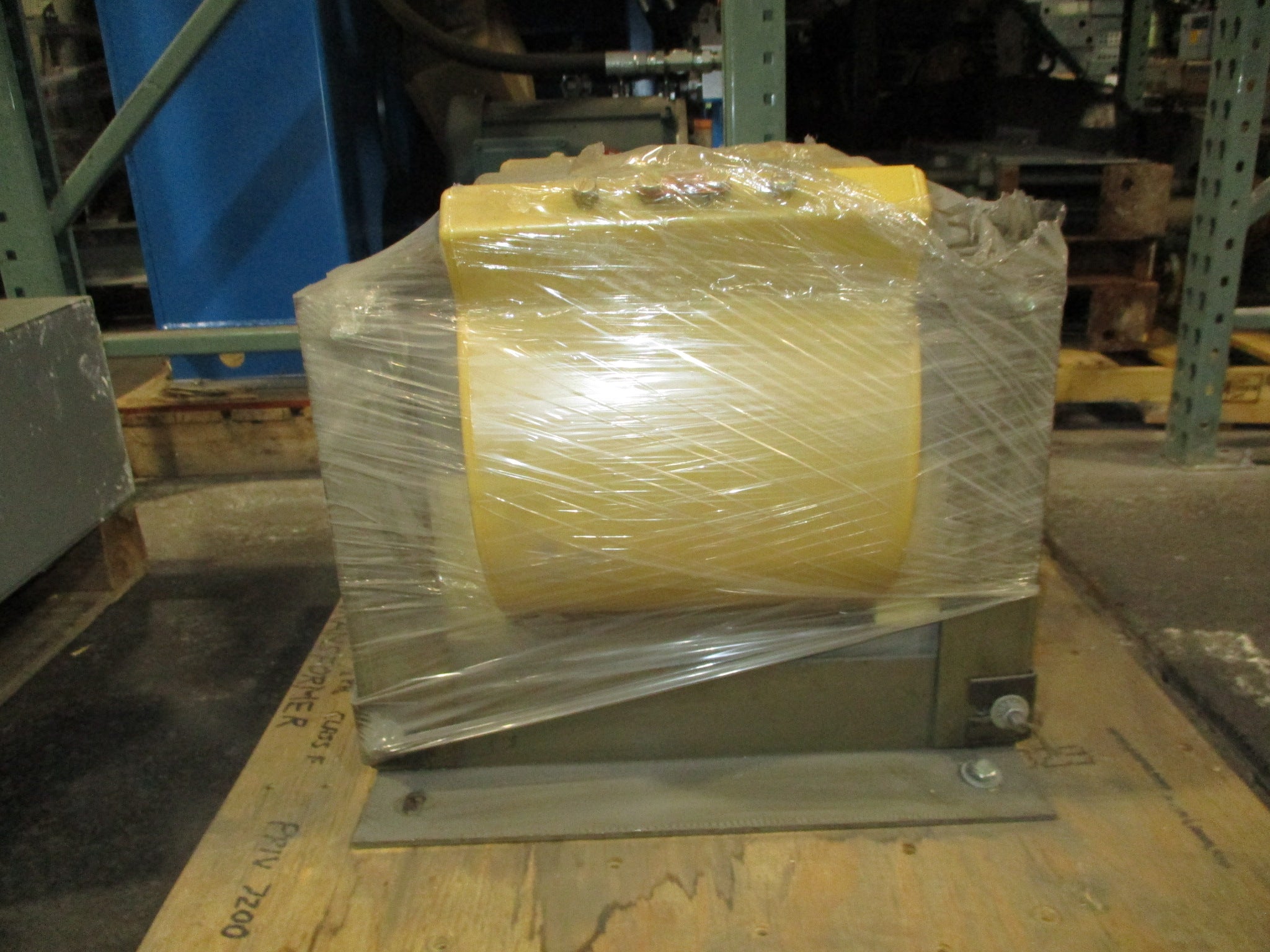 AFP Transformer 410418R2 10kVA Pri: 7200V Sec: 240/120V 1Ph 60Hz 95kV BIL Used