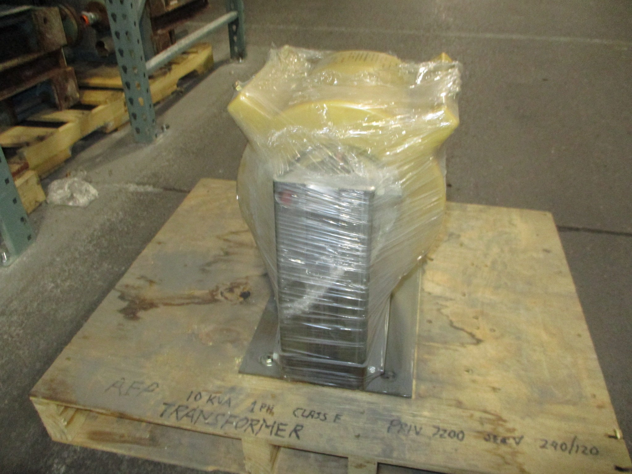 AFP Transformer 410418R2 10kVA Pri: 7200V Sec: 240/120V 1Ph 60Hz 95kV BIL Used