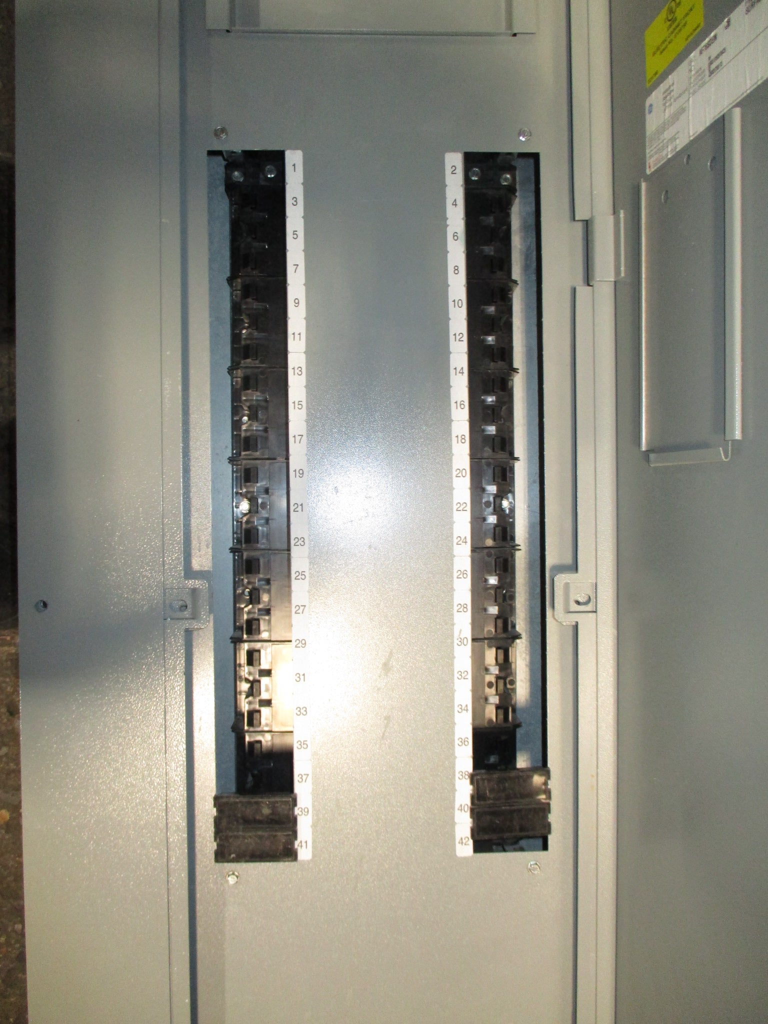 GE Main Breaker Circuit Breaker Panel ASF3424MBX 400A Max 125A Main 42-Slot Used