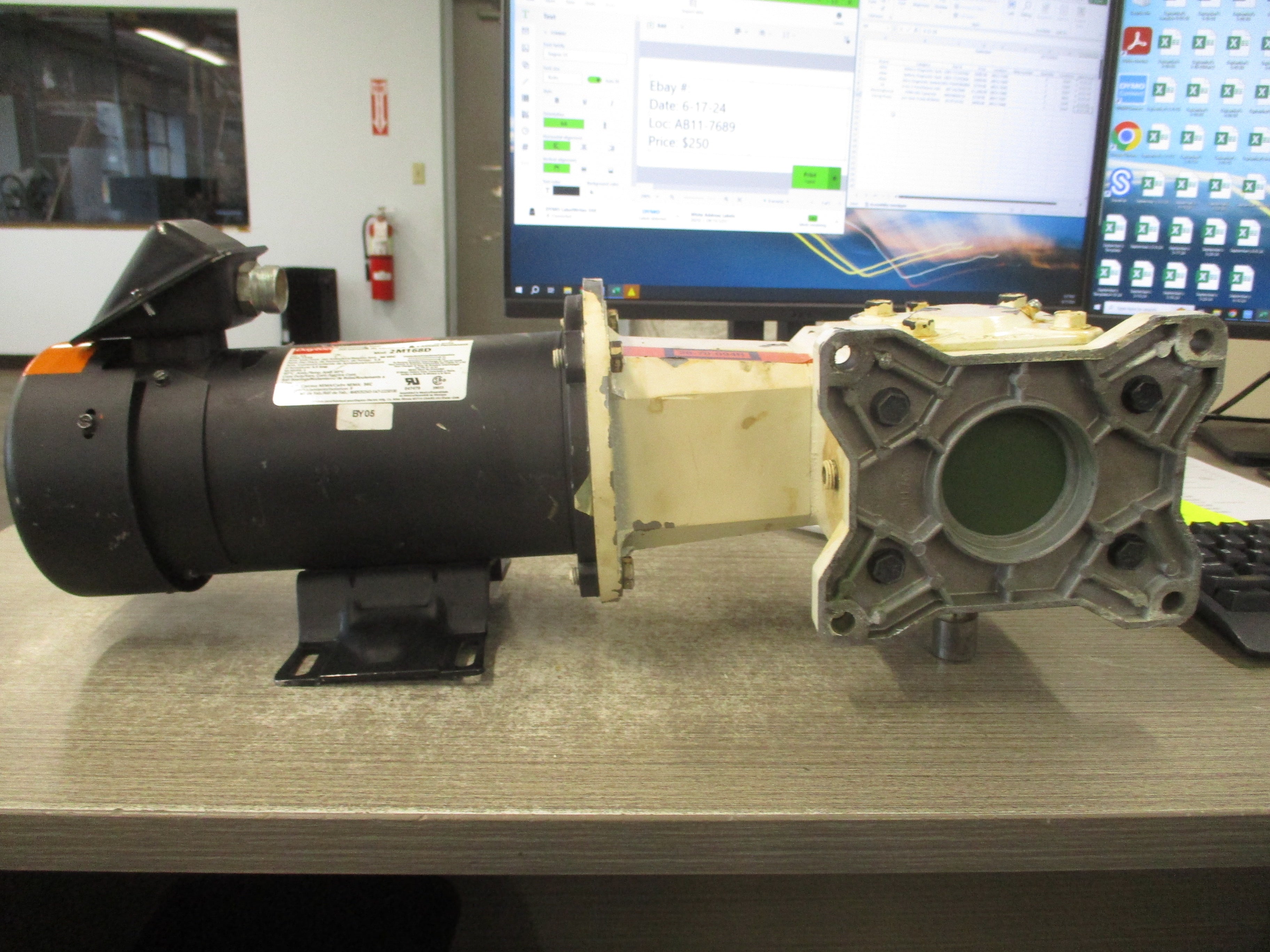 Dayton / Ohio DC Motor W/Gear 2M168D /28-70-094R 1/2HP 1725RPM Ratio 70:1 90VDC 5.5A Used