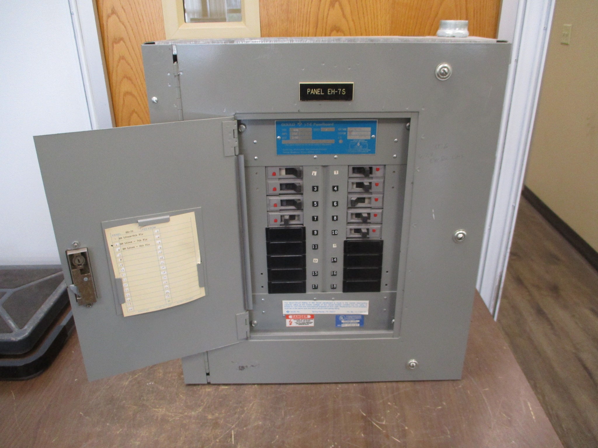 ITE Main Lug Breaker Panel NHB 100A Max 277-480V 3Ph 4W 18-Slot Used