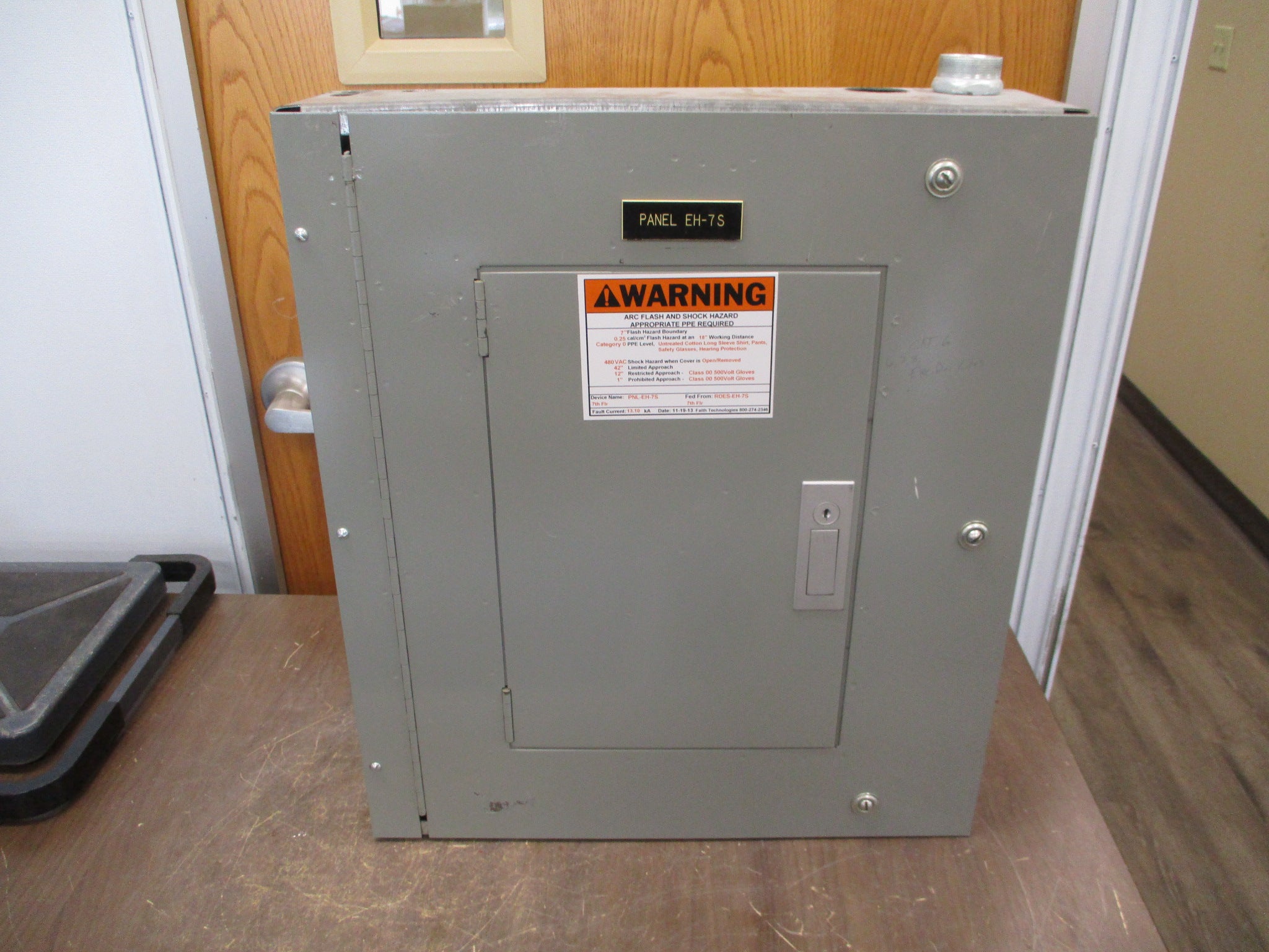 ITE Main Lug Breaker Panel NHB 100A Max 277-480V 3Ph 4W 18-Slot Used