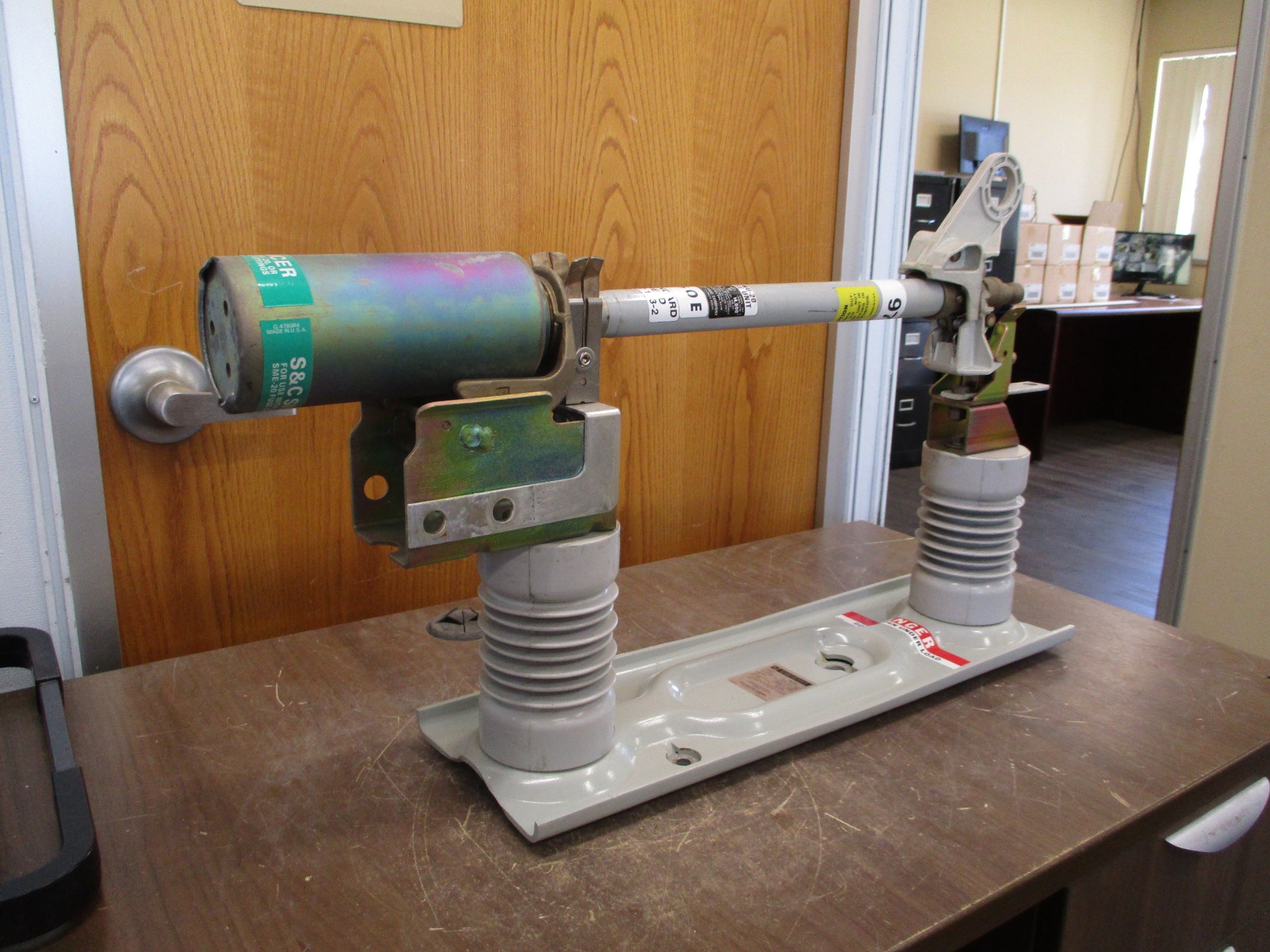 S&C SM-20 Fuse Mount w/ Fuse 90422 150E Fuse Used