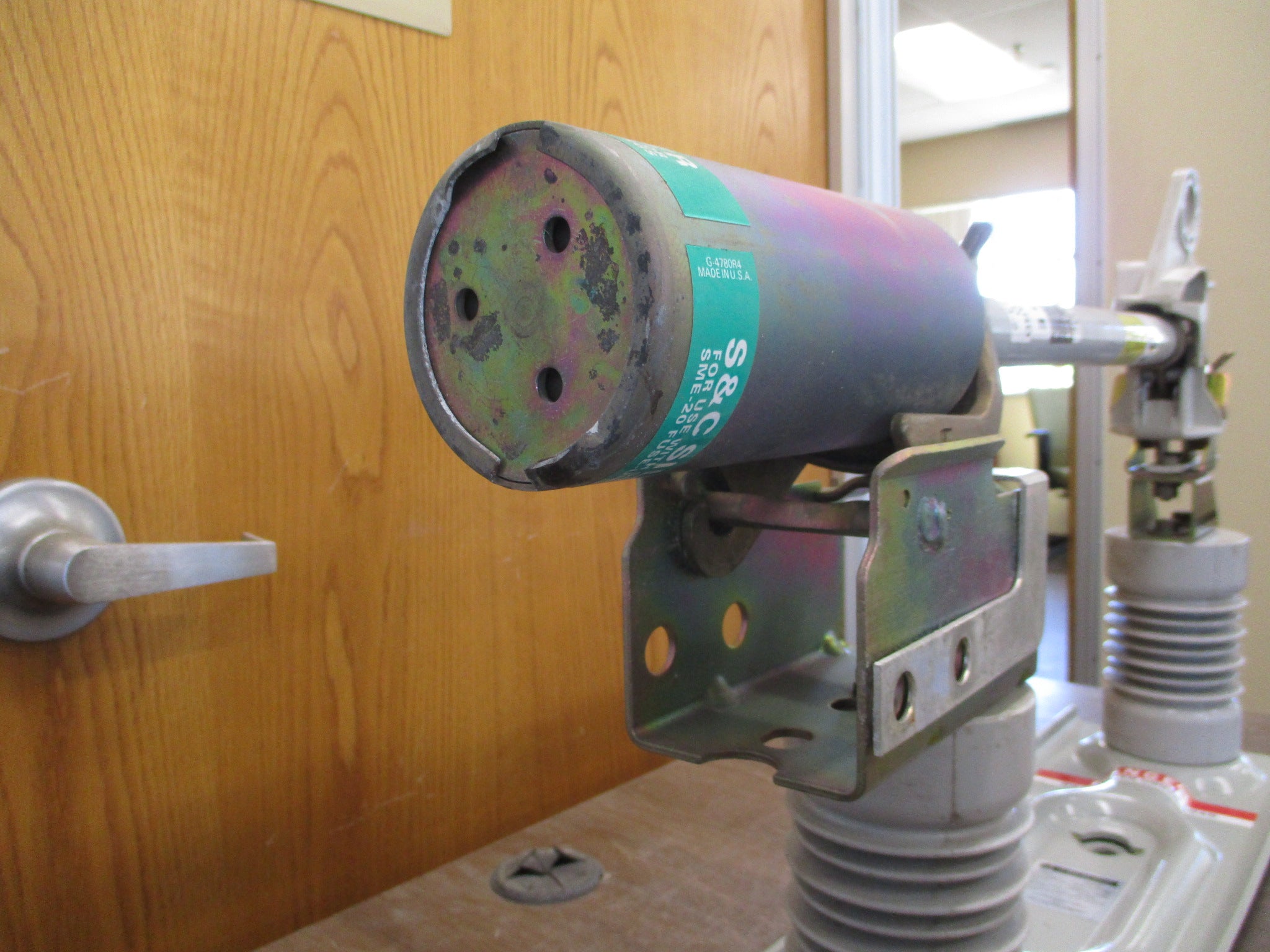 S&C SM-20 Fuse Mount w/ Fuse 90422 150E Fuse Used