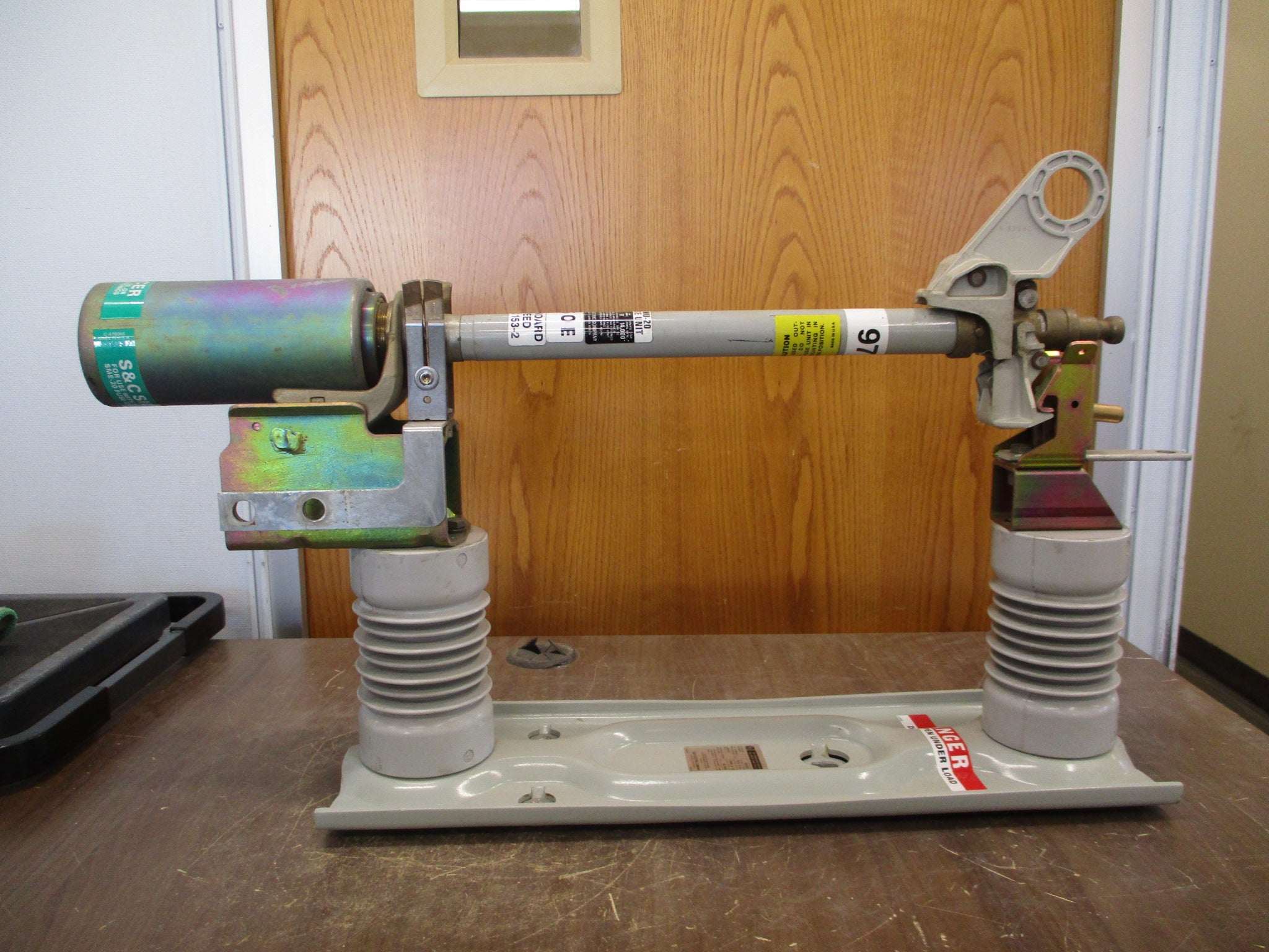 S&C SM-20 Fuse Mount w/ Fuse 90422 150E Fuse Used