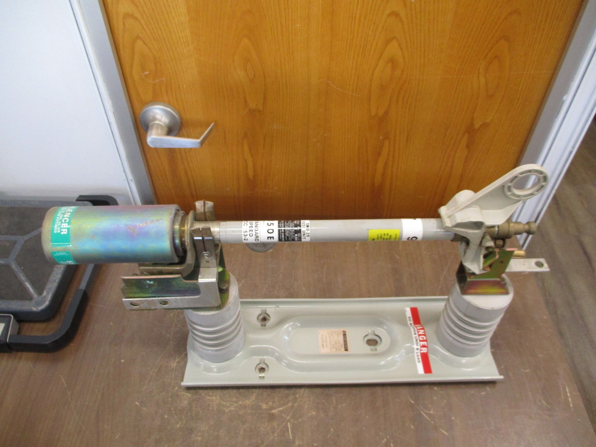 S&C SM-20 Fuse Mount w/ Fuse 90422 150E Fuse Used