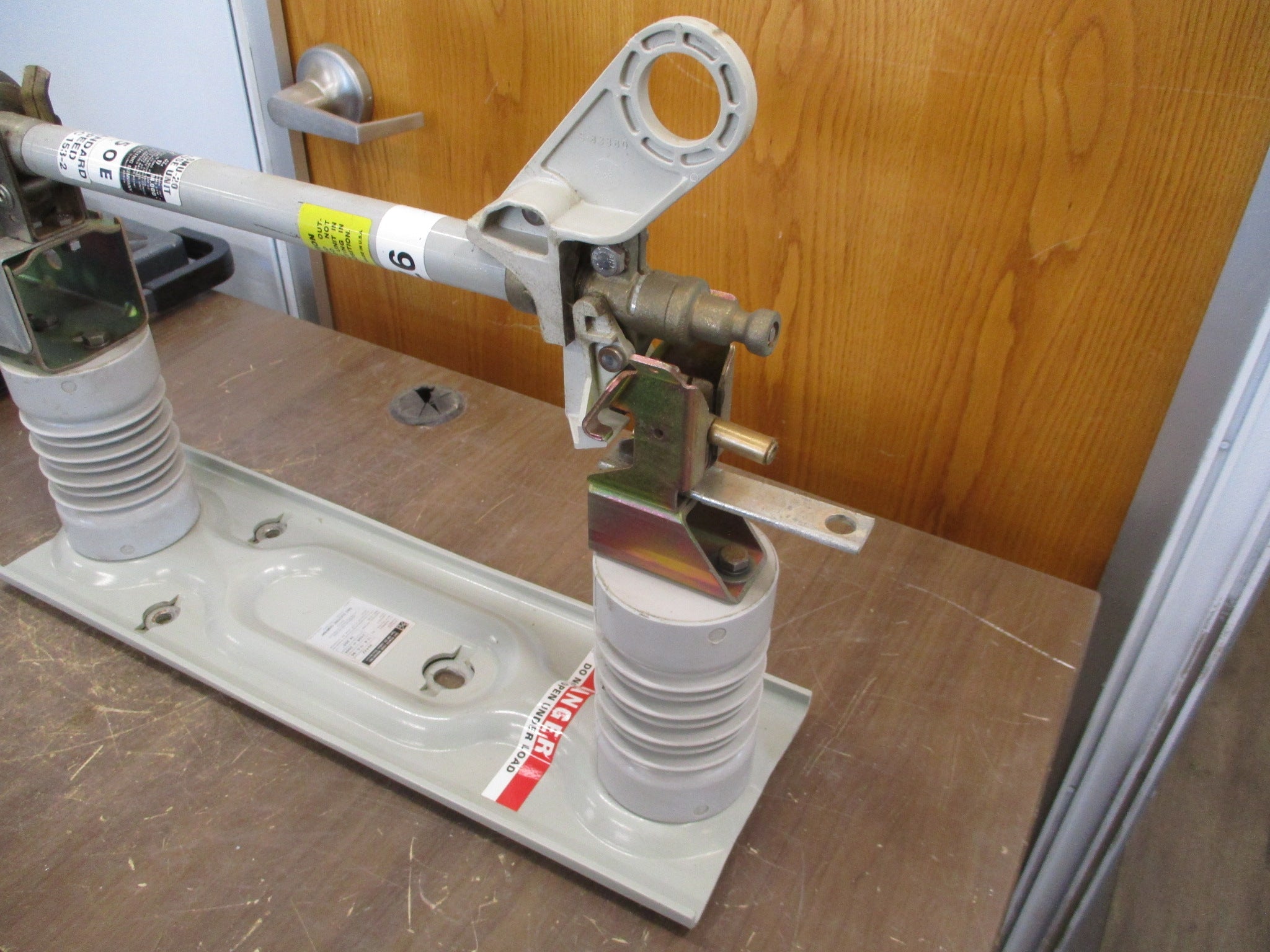 S&C SM-20 Fuse Mount w/ Fuse 90422 150E Fuse Used