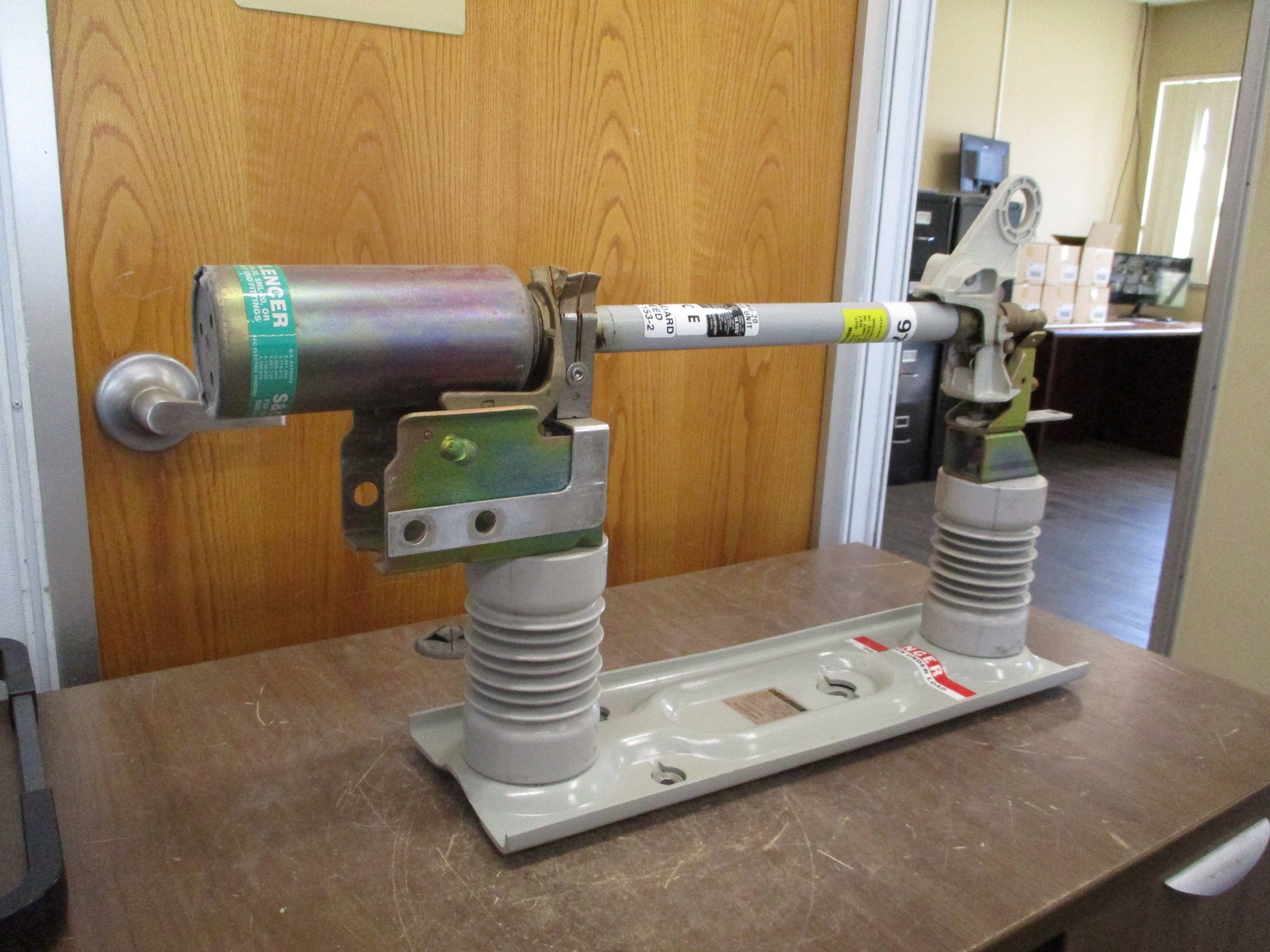 S&C SM-20 Fuse Mounting w/ Fuse 90422 100E Fuse Used