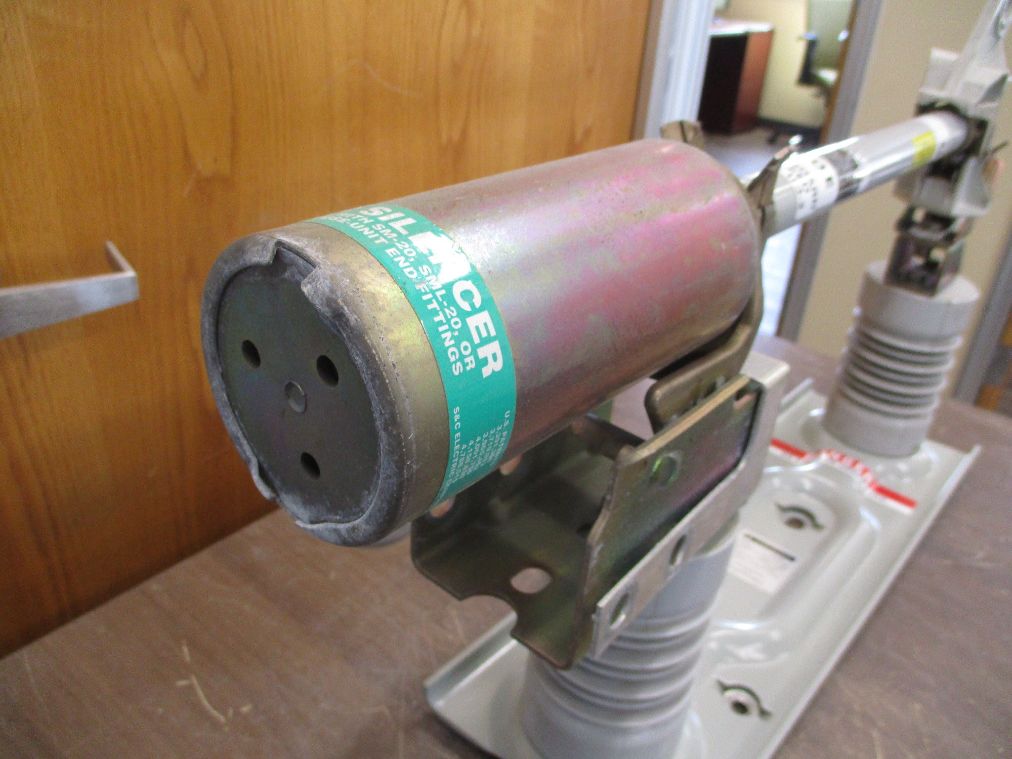 S&C SM-20 Fuse Mounting w/ Fuse 90422 100E Fuse Used