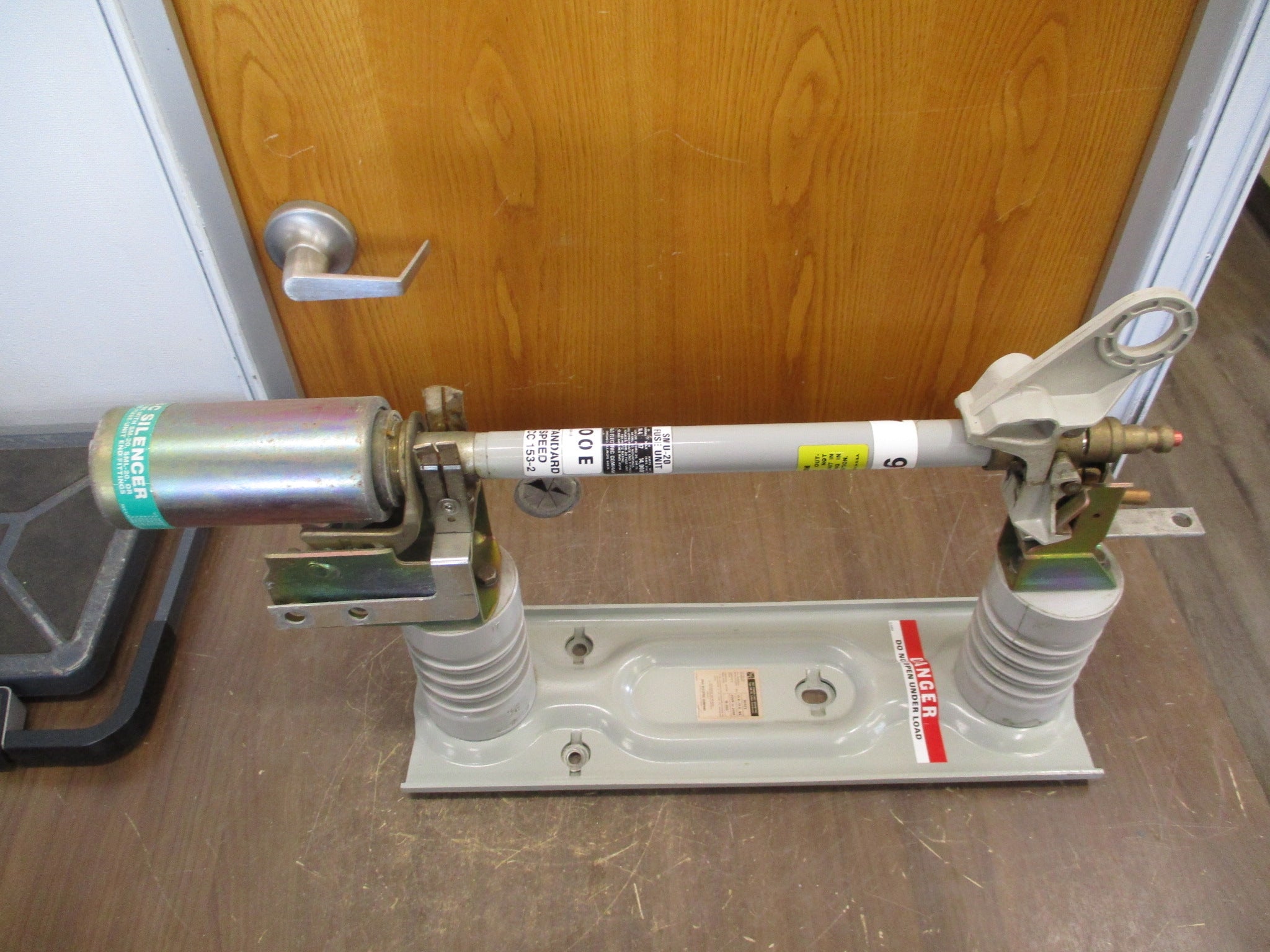 S&C SM-20 Fuse Mounting w/ Fuse 90422 100E Fuse Used