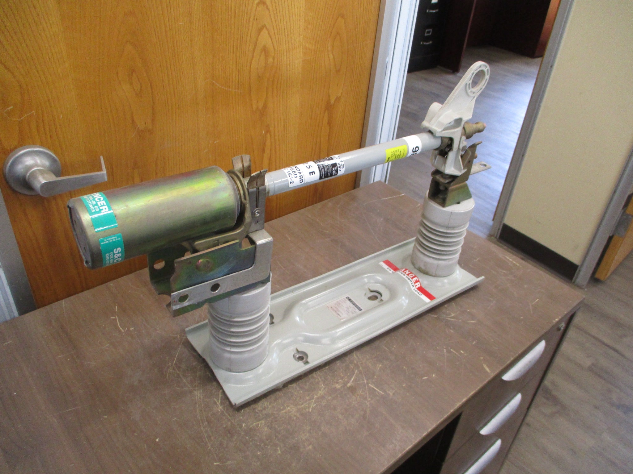 S&C SM-20 Fuse Mounting w/ Fuse 90422 125E Fuse Used