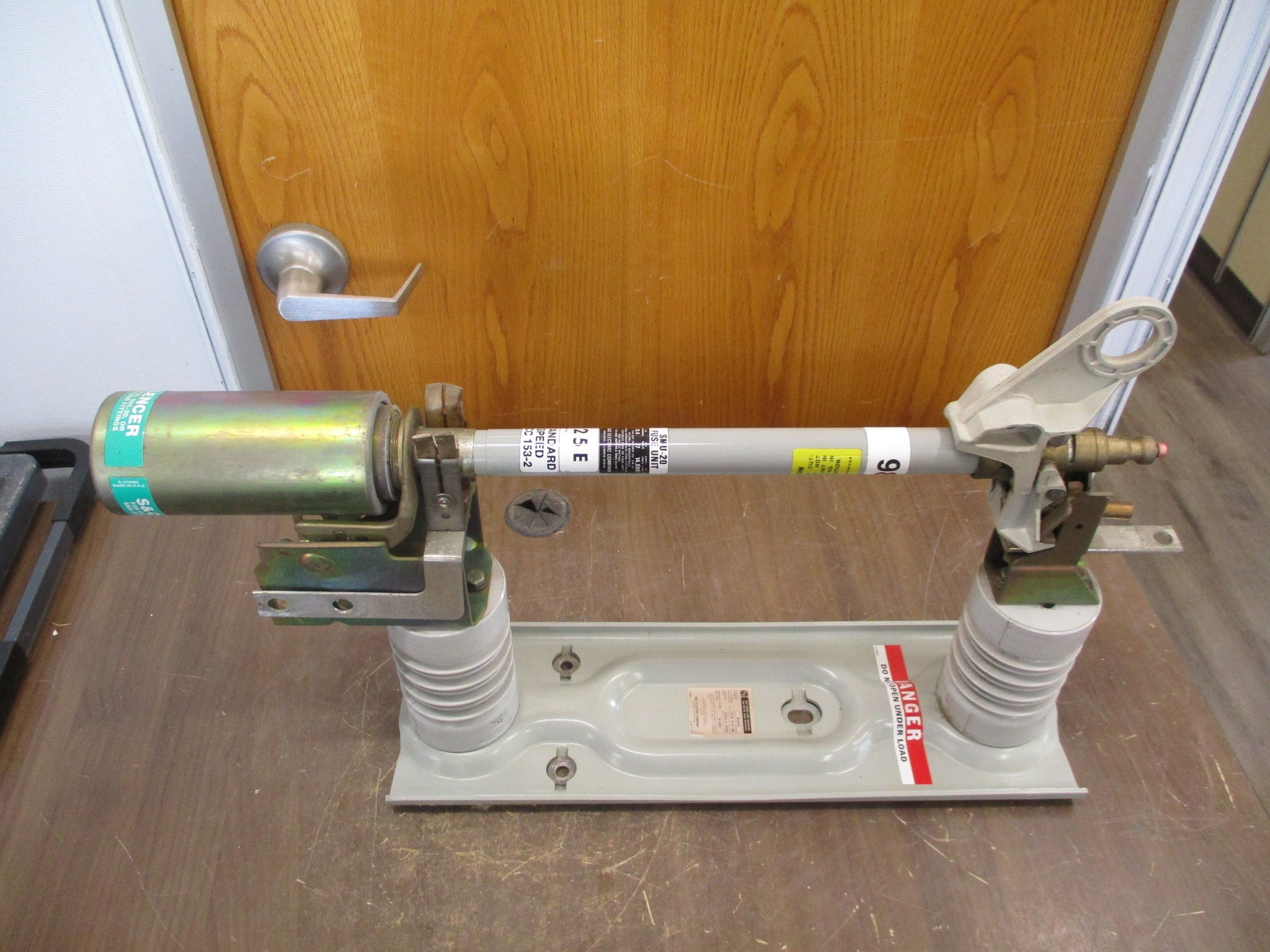 S&C SM-20 Fuse Mounting w/ Fuse 90422 125E Fuse Used