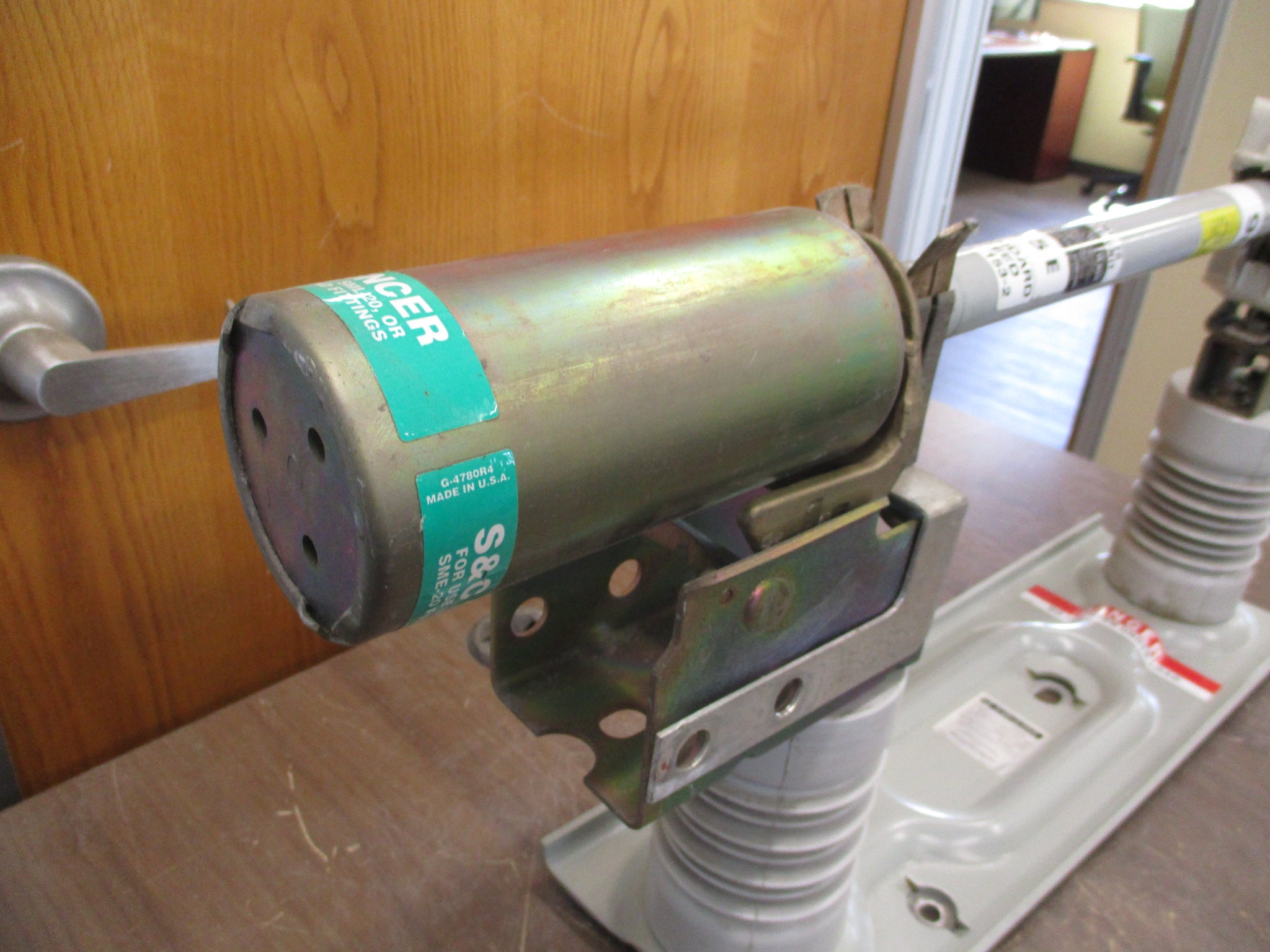 S&C SM-20 Fuse Mounting w/ Fuse 90422 125E Fuse Used