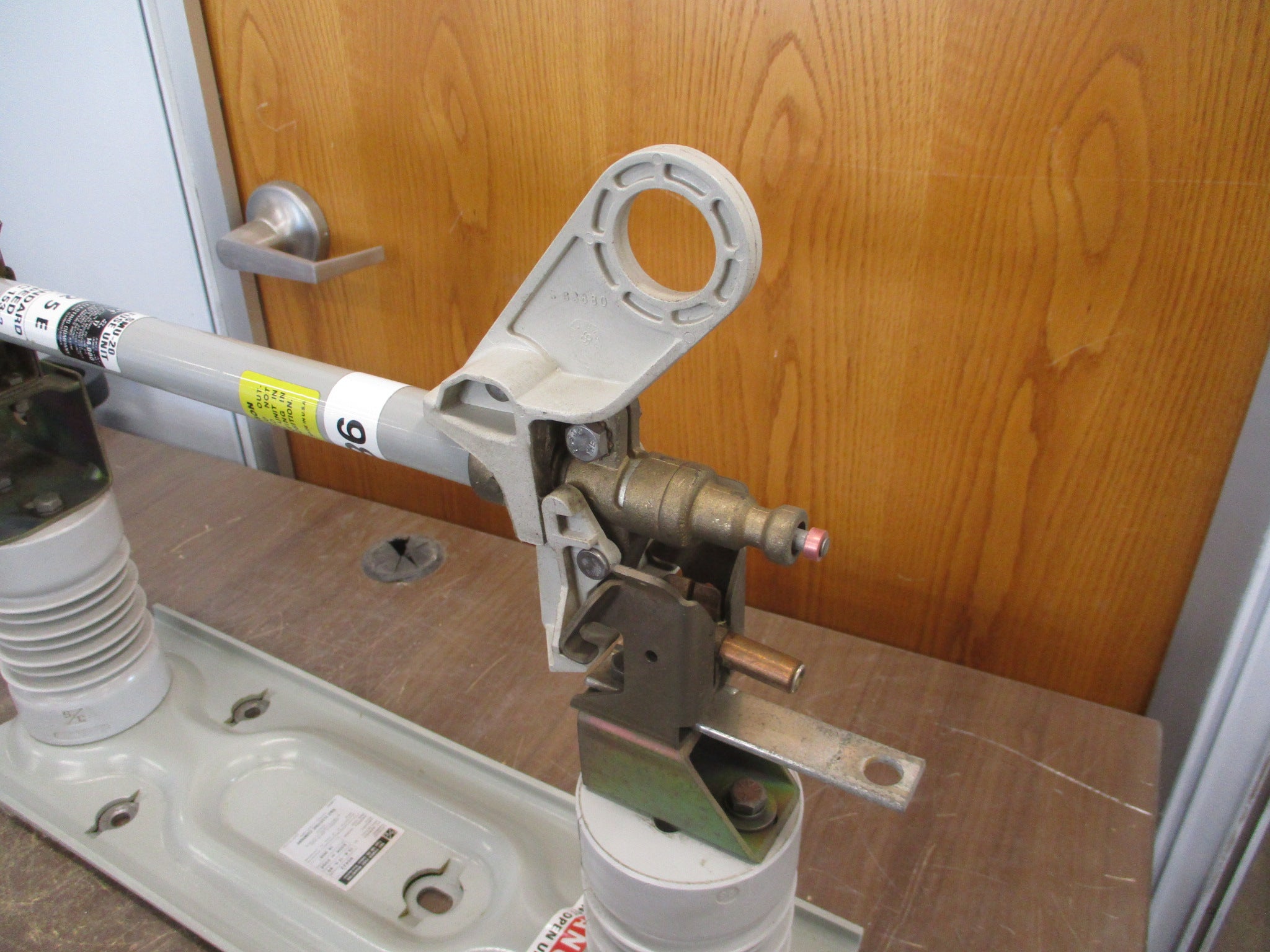 S&C SM-20 Fuse Mounting w/ Fuse 90422 125E Fuse Used