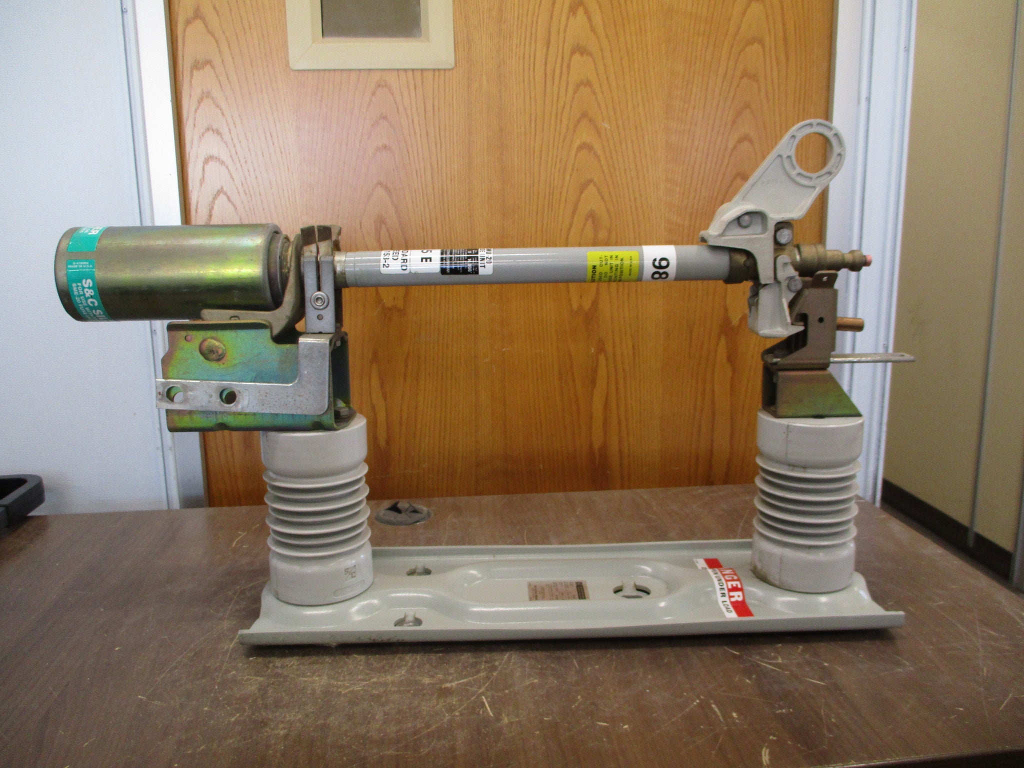 S&C SM-20 Fuse Mounting w/ Fuse 90422 125E Fuse Used